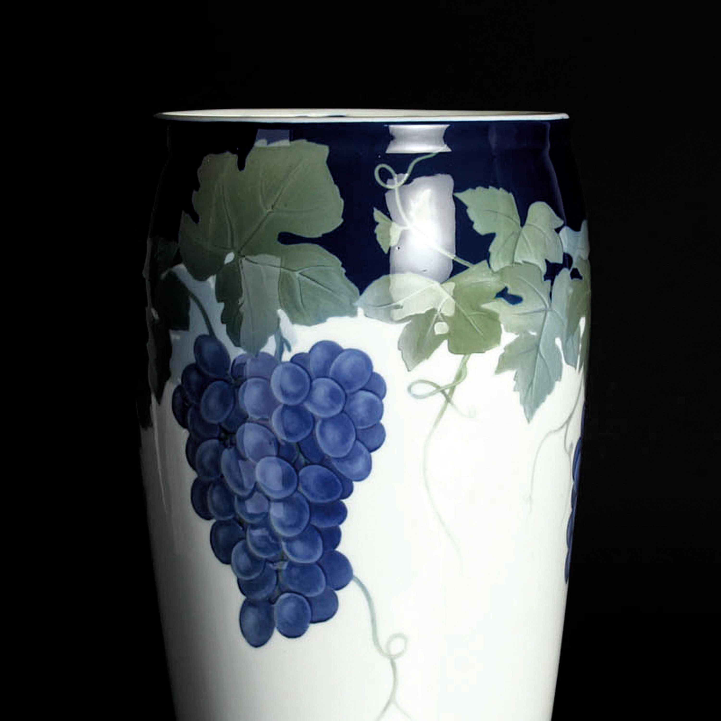 Detail c: Große Vase, Royal Copenhagen, Astrid Richter, 1901, Jugendstil, Porzellan, Unterglasurbemalung in Grün- und Blautönen, Weintrauben mit Frucht und ...