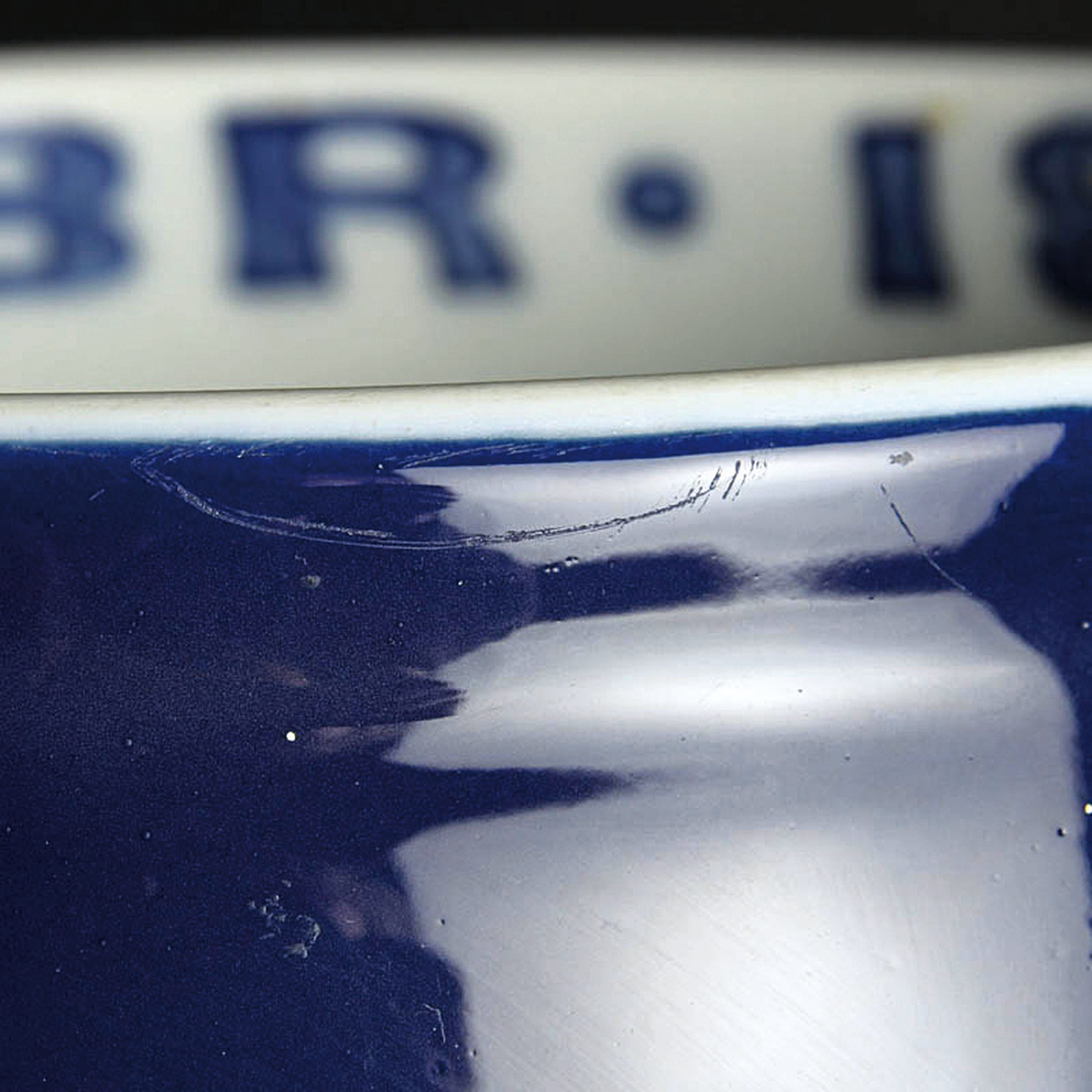 Detail e: Große Vase, Royal Copenhagen, Astrid Richter, 1901, Jugendstil, Porzellan, Unterglasurbemalung in Grün- und Blautönen, Weintrauben mit Frucht und ...