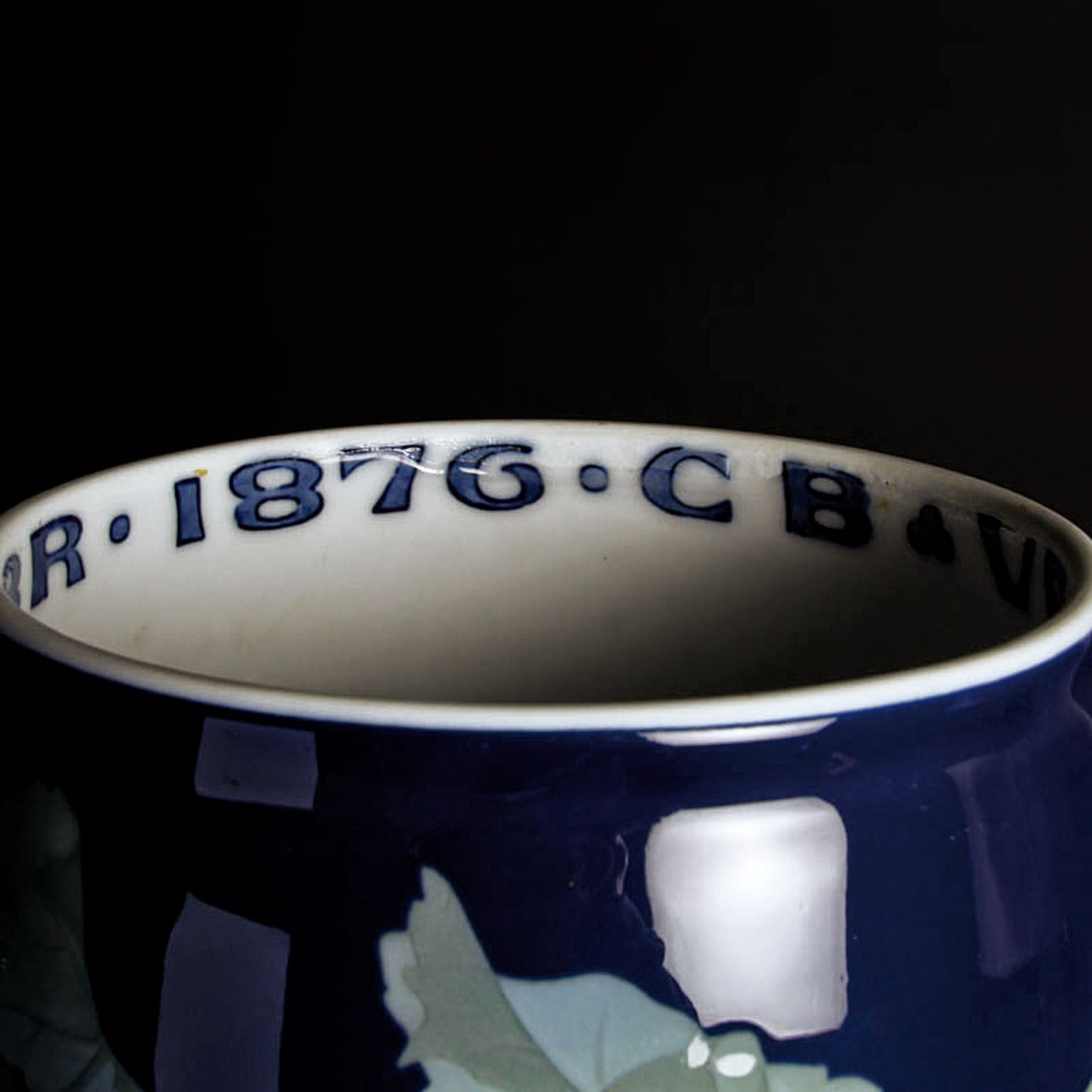 Detail h: Große Vase, Royal Copenhagen, Astrid Richter, 1901, Jugendstil, Porzellan, Unterglasurbemalung in Grün- und Blautönen, Weintrauben mit Frucht und ...
