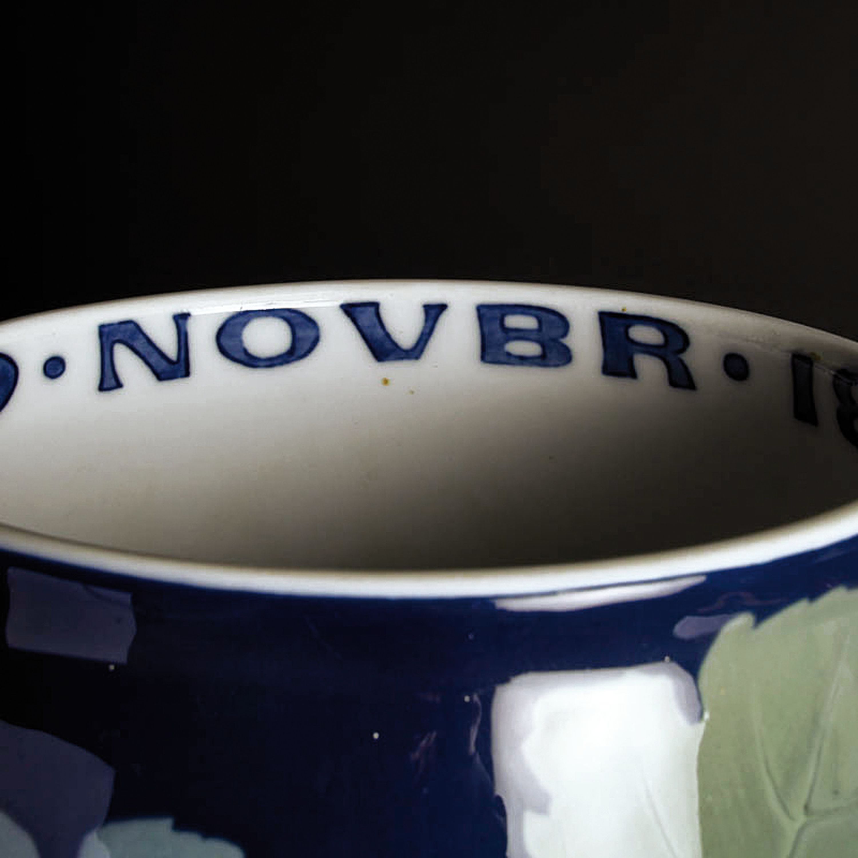 Detail i: Große Vase, Royal Copenhagen, Astrid Richter, 1901, Jugendstil, Porzellan, Unterglasurbemalung in Grün- und Blautönen, Weintrauben mit Frucht und ...