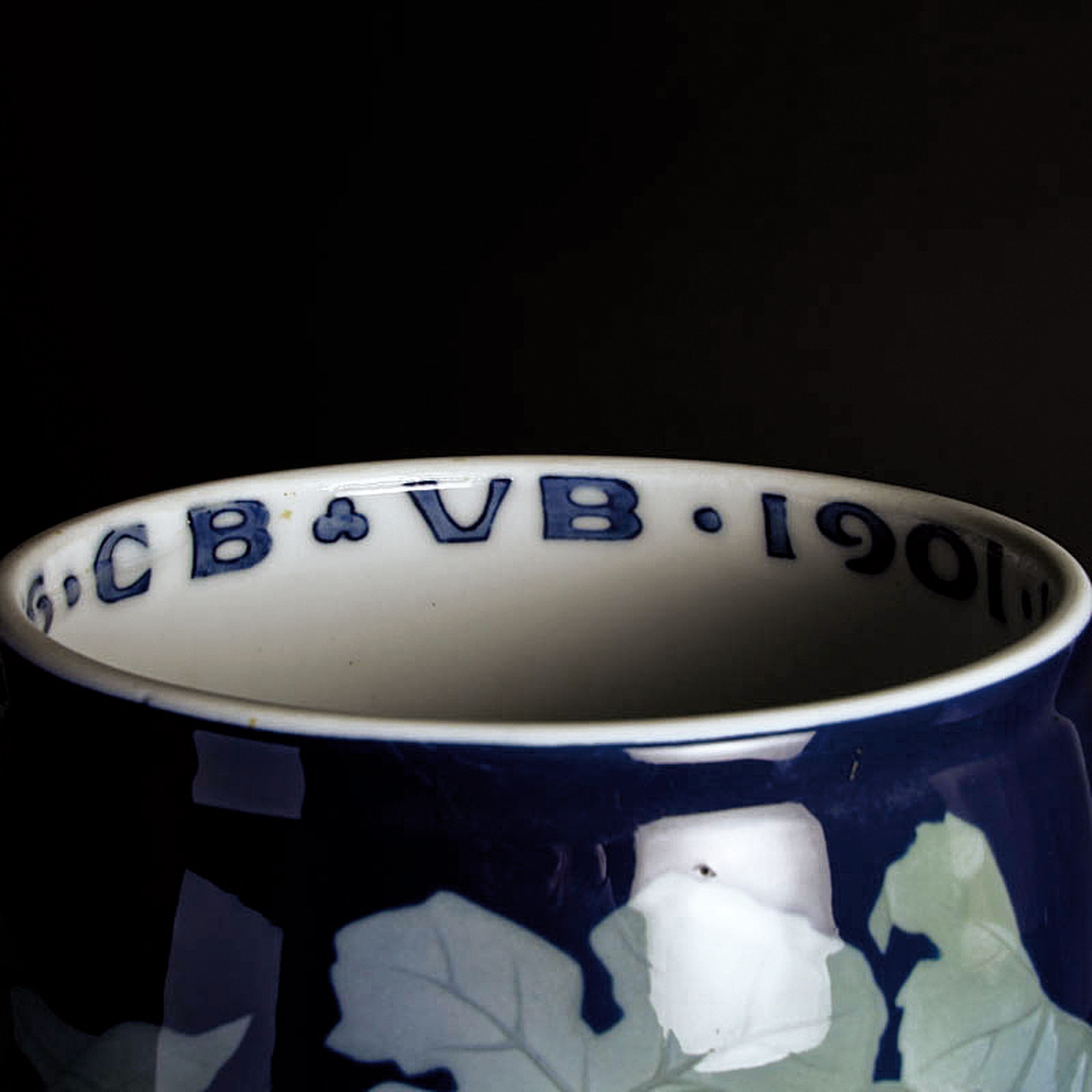 Detail j: Große Vase, Royal Copenhagen, Astrid Richter, 1901, Jugendstil, Porzellan, Unterglasurbemalung in Grün- und Blautönen, Weintrauben mit Frucht und ...