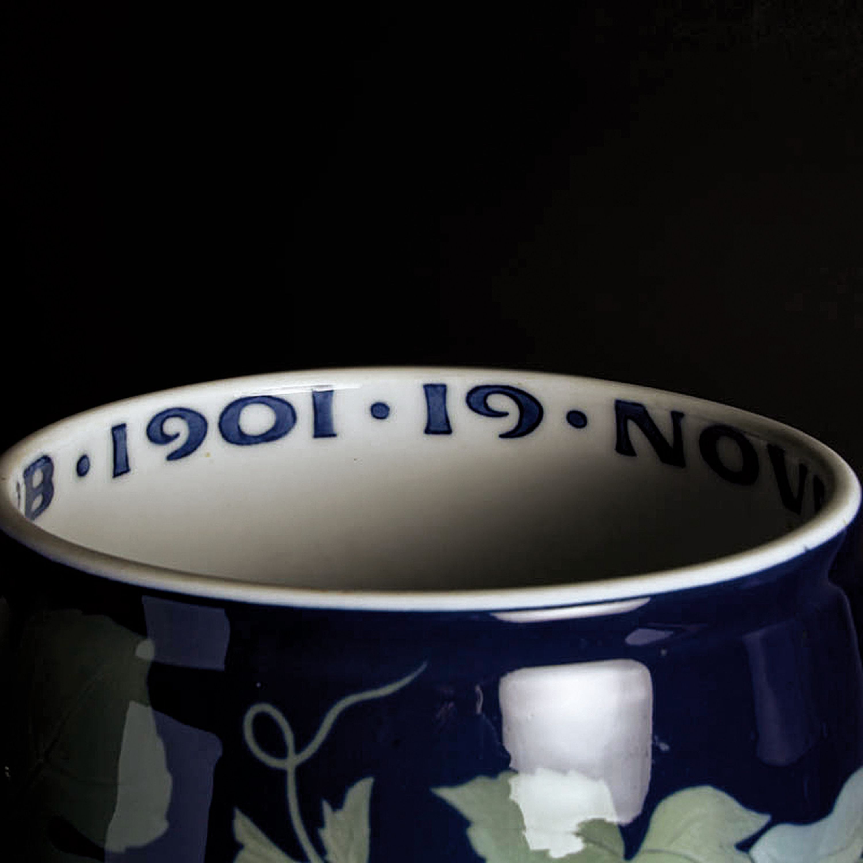 Detail k: Große Vase, Royal Copenhagen, Astrid Richter, 1901, Jugendstil, Porzellan, Unterglasurbemalung in Grün- und Blautönen, Weintrauben mit Frucht und ...