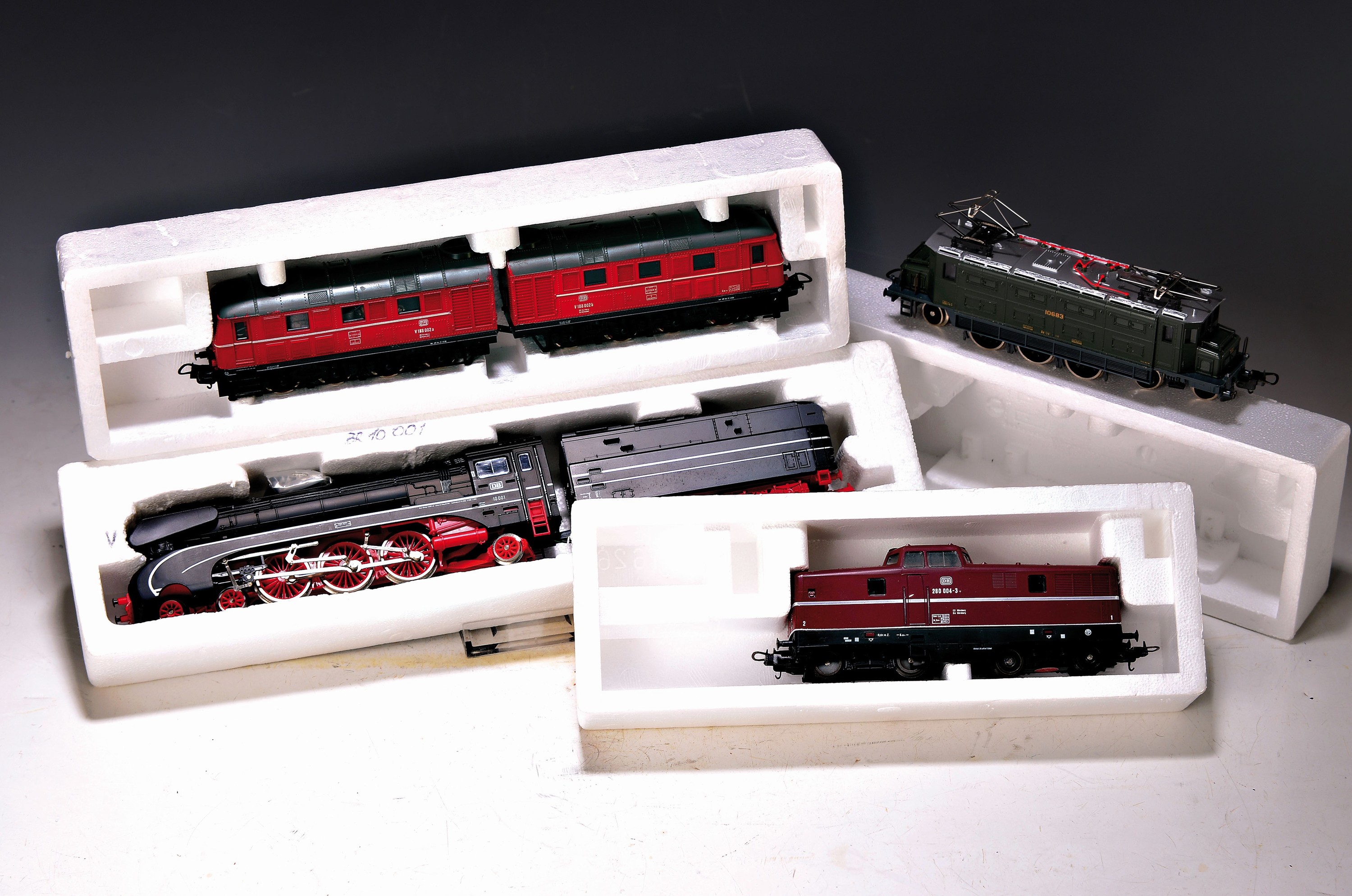 Konvolut 14 Modelleisenbahnen Spur 00, Lima, Tenderlok 205111 (GWR 4589), 203016, 305334, E-Lok 309127, 208121, 208051, 208117, Diesellok 208114, ...