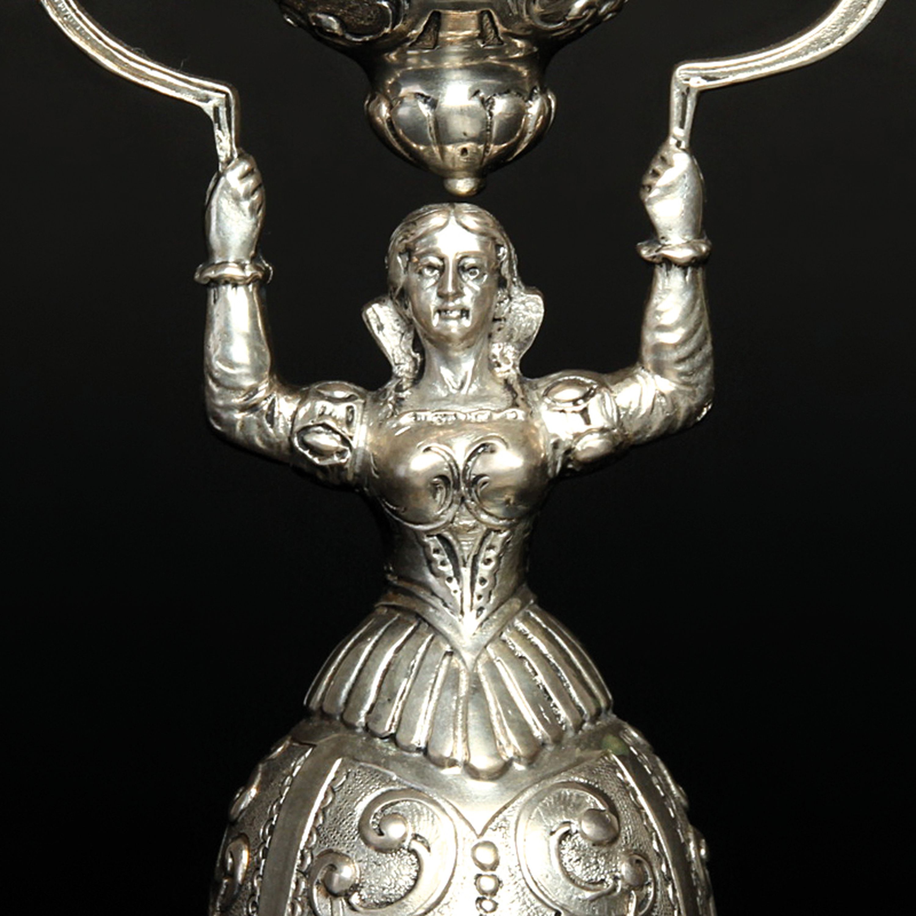 Detail a: Hochzeitsbecher, wohl Hanau um 1900, 800er Silber, in Form einer Braut, die einen Becher über ihren Kopf hebt, aufwendig verziert mit Rocaillen und ...