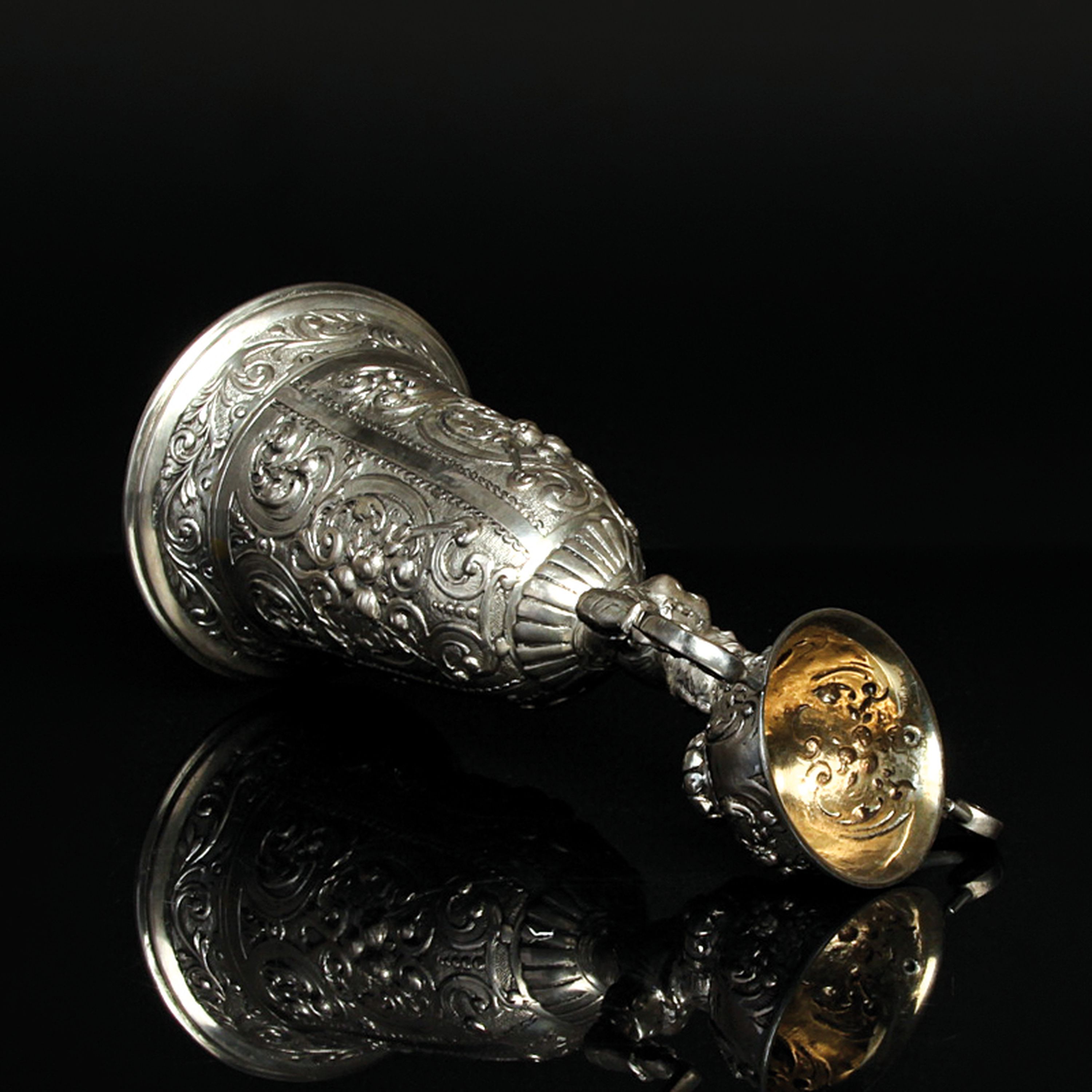 Detail b: Hochzeitsbecher, wohl Hanau um 1900, 800er Silber, in Form einer Braut, die einen Becher über ihren Kopf hebt, aufwendig verziert mit Rocaillen und ...