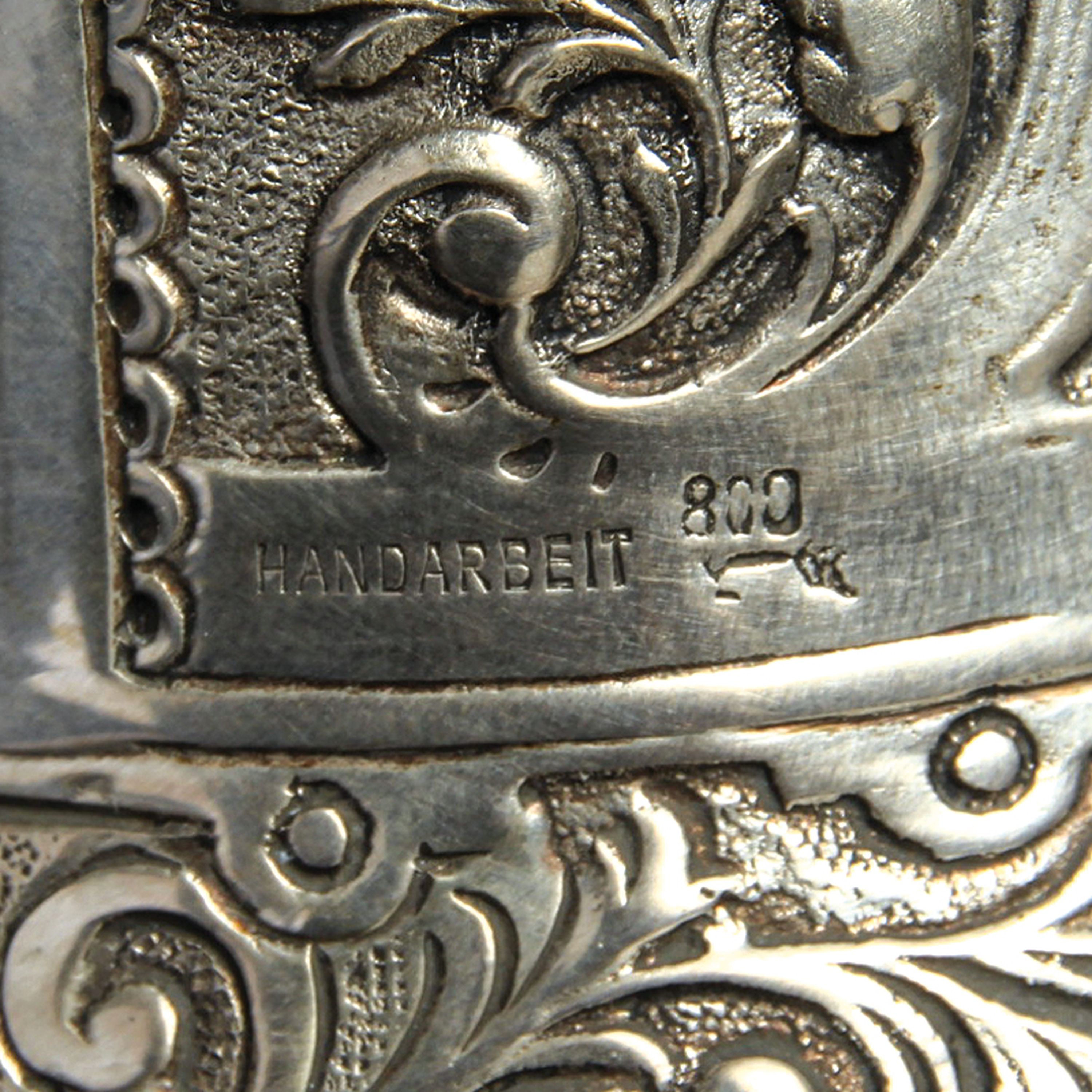Detail c: Hochzeitsbecher, wohl Hanau um 1900, 800er Silber, in Form einer Braut, die einen Becher über ihren Kopf hebt, aufwendig verziert mit Rocaillen und ...