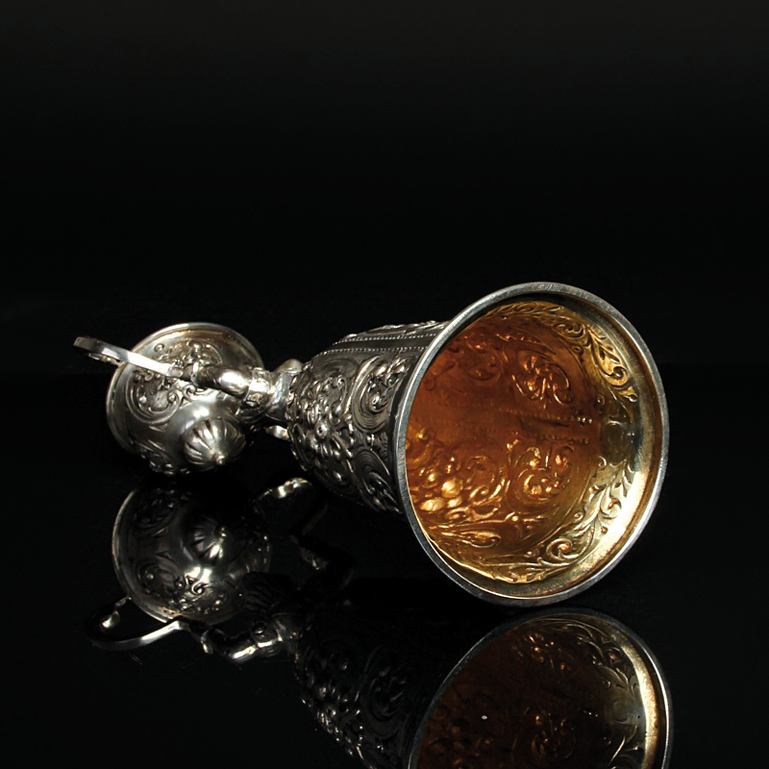 Detail d: Hochzeitsbecher, wohl Hanau um 1900, 800er Silber, in Form einer Braut, die einen Becher über ihren Kopf hebt, aufwendig verziert mit Rocaillen und ...