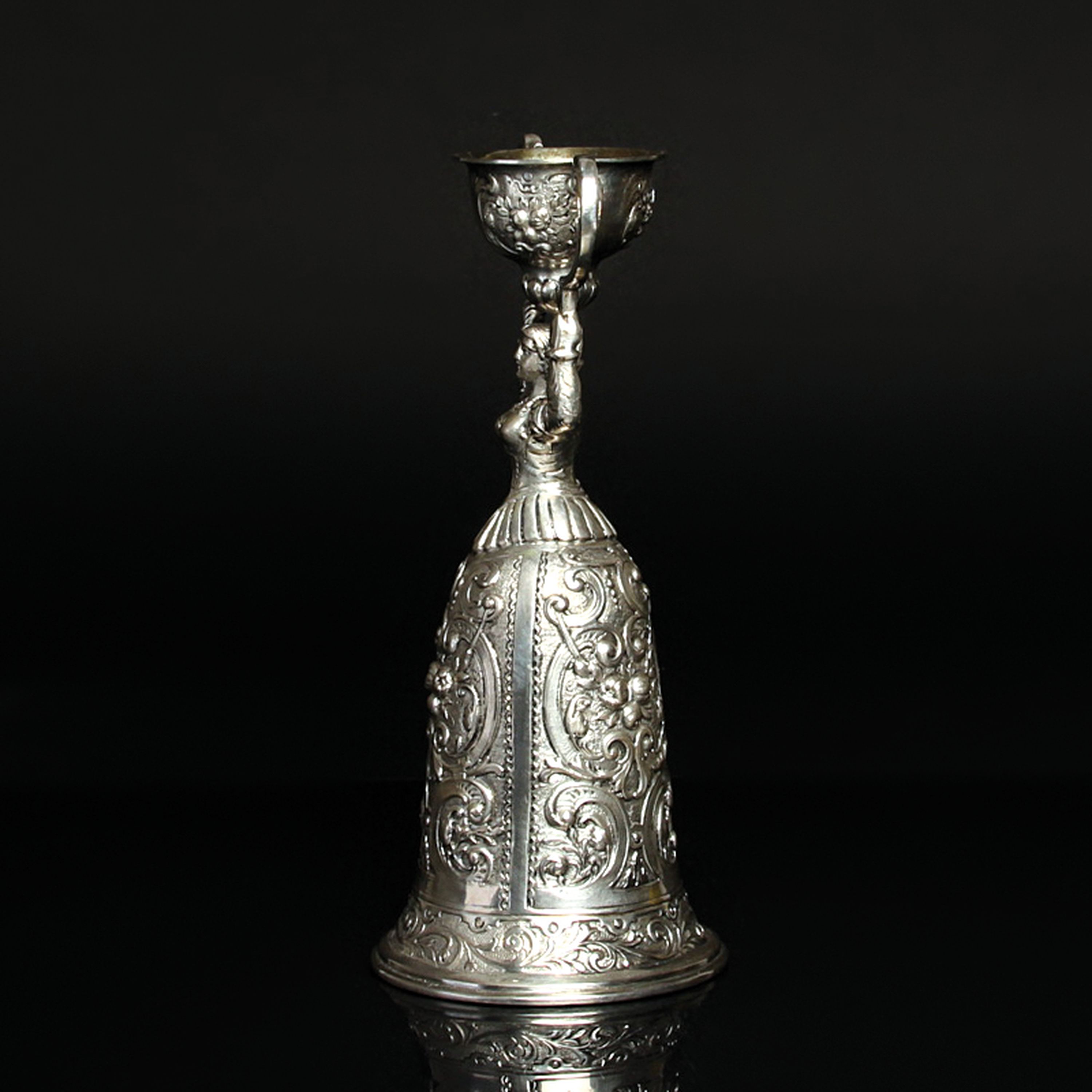 Detail e: Hochzeitsbecher, wohl Hanau um 1900, 800er Silber, in Form einer Braut, die einen Becher über ihren Kopf hebt, aufwendig verziert mit Rocaillen und ...