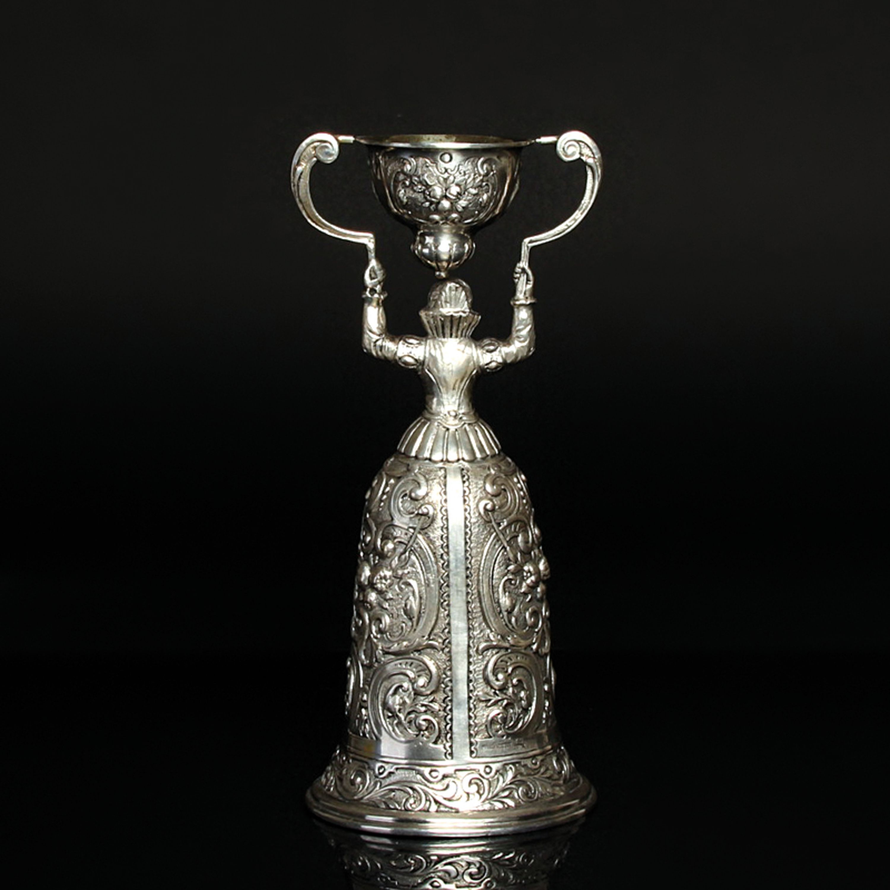 Detail f: Hochzeitsbecher, wohl Hanau um 1900, 800er Silber, in Form einer Braut, die einen Becher über ihren Kopf hebt, aufwendig verziert mit Rocaillen und ...