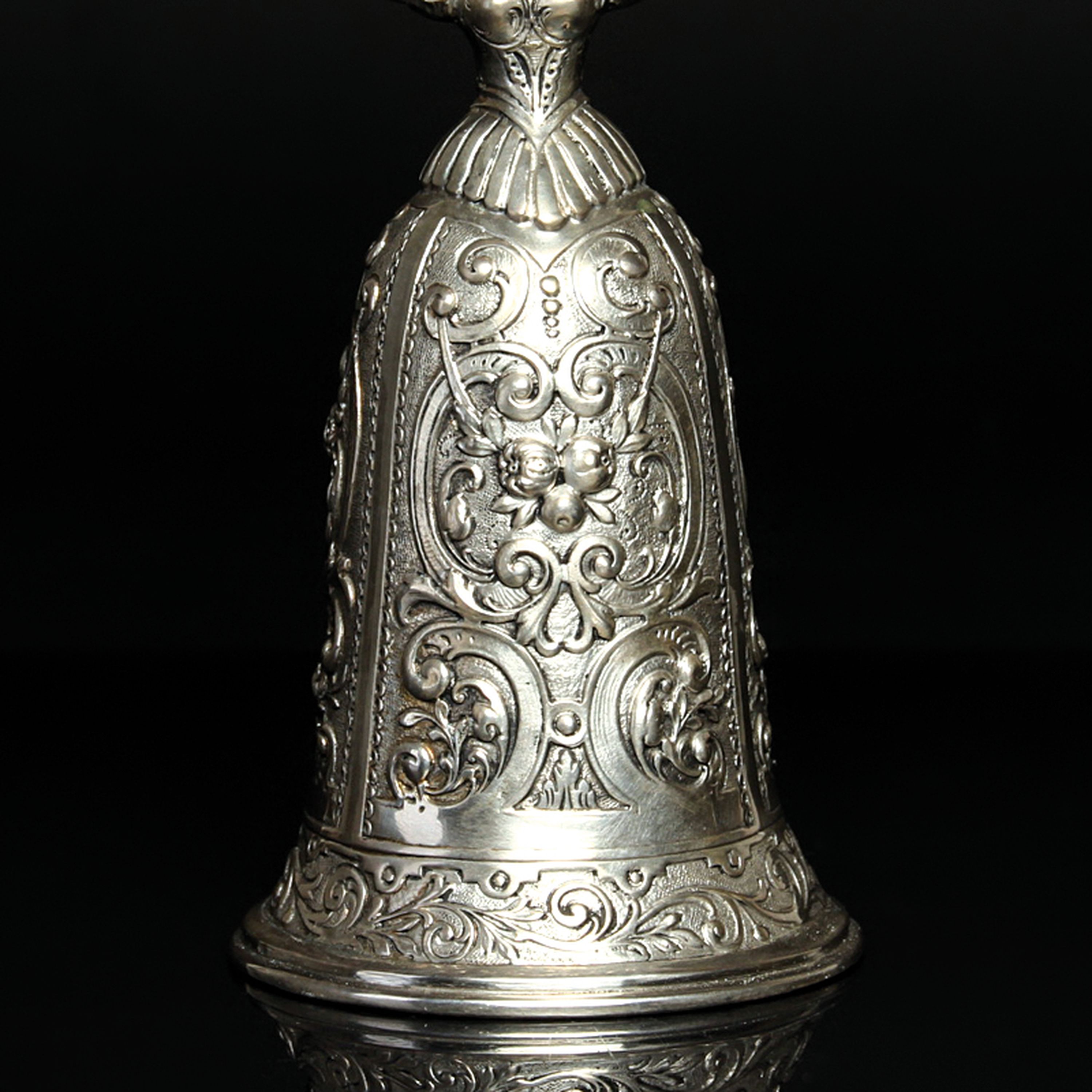 Detail g: Hochzeitsbecher, wohl Hanau um 1900, 800er Silber, in Form einer Braut, die einen Becher über ihren Kopf hebt, aufwendig verziert mit Rocaillen und ...