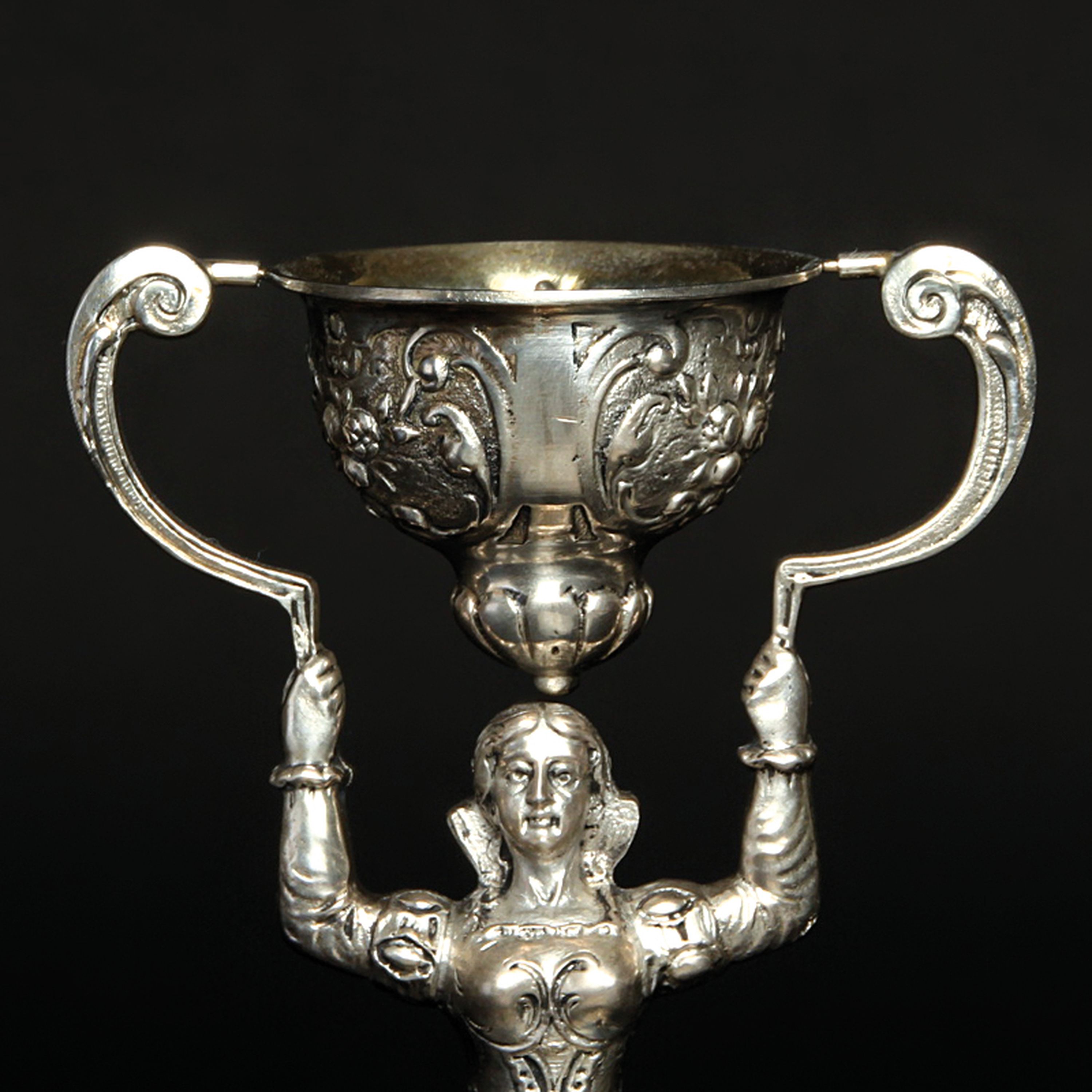 Detail h: Hochzeitsbecher, wohl Hanau um 1900, 800er Silber, in Form einer Braut, die einen Becher über ihren Kopf hebt, aufwendig verziert mit Rocaillen und ...