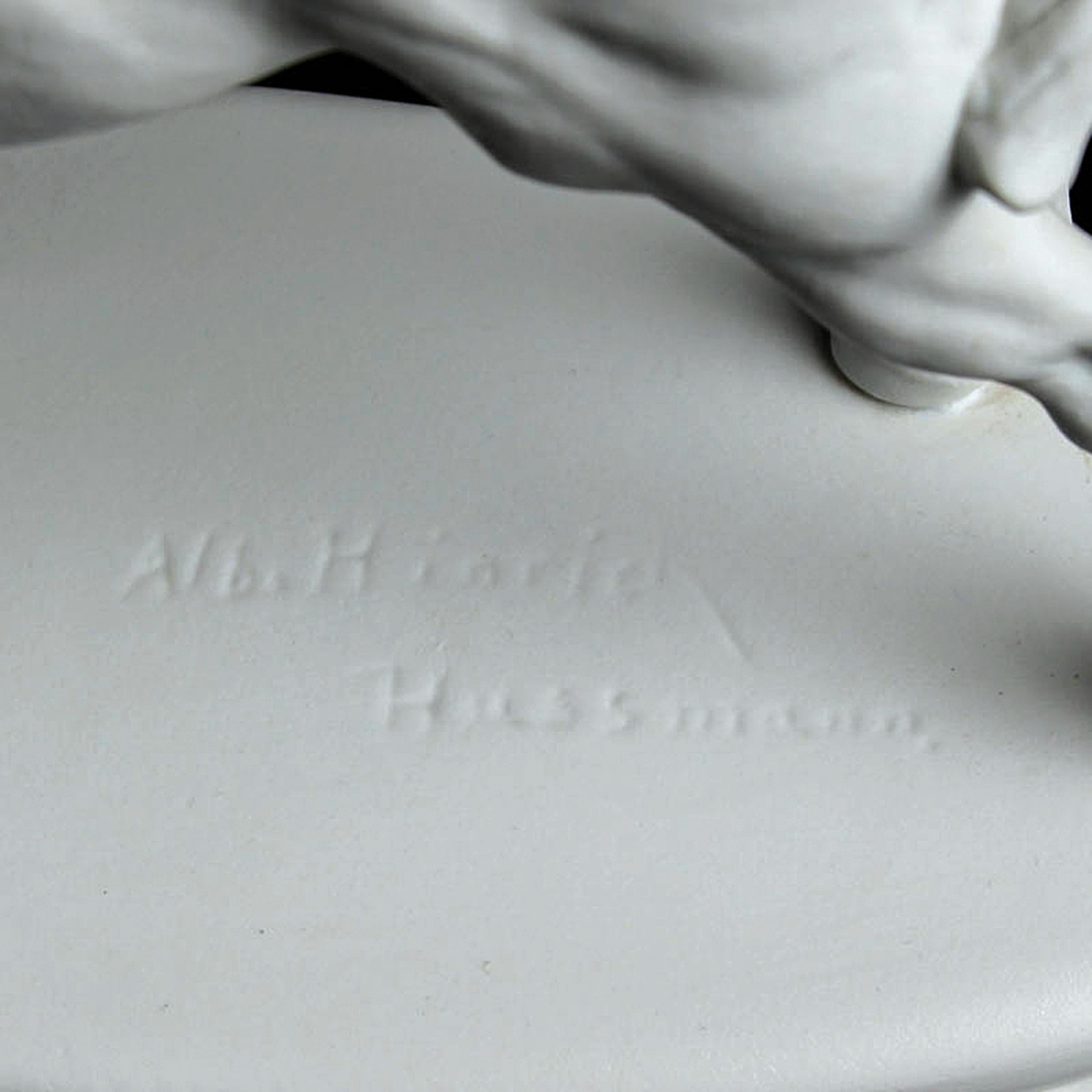Detail d: Zwei Porzellanfiguren, Fürstenberg, Biskuitporzellan, weiß, stehendes und liegendes Fohlen, Entwurf Albrecht Hinrich Hussmann, beide auf dem Sockel ...