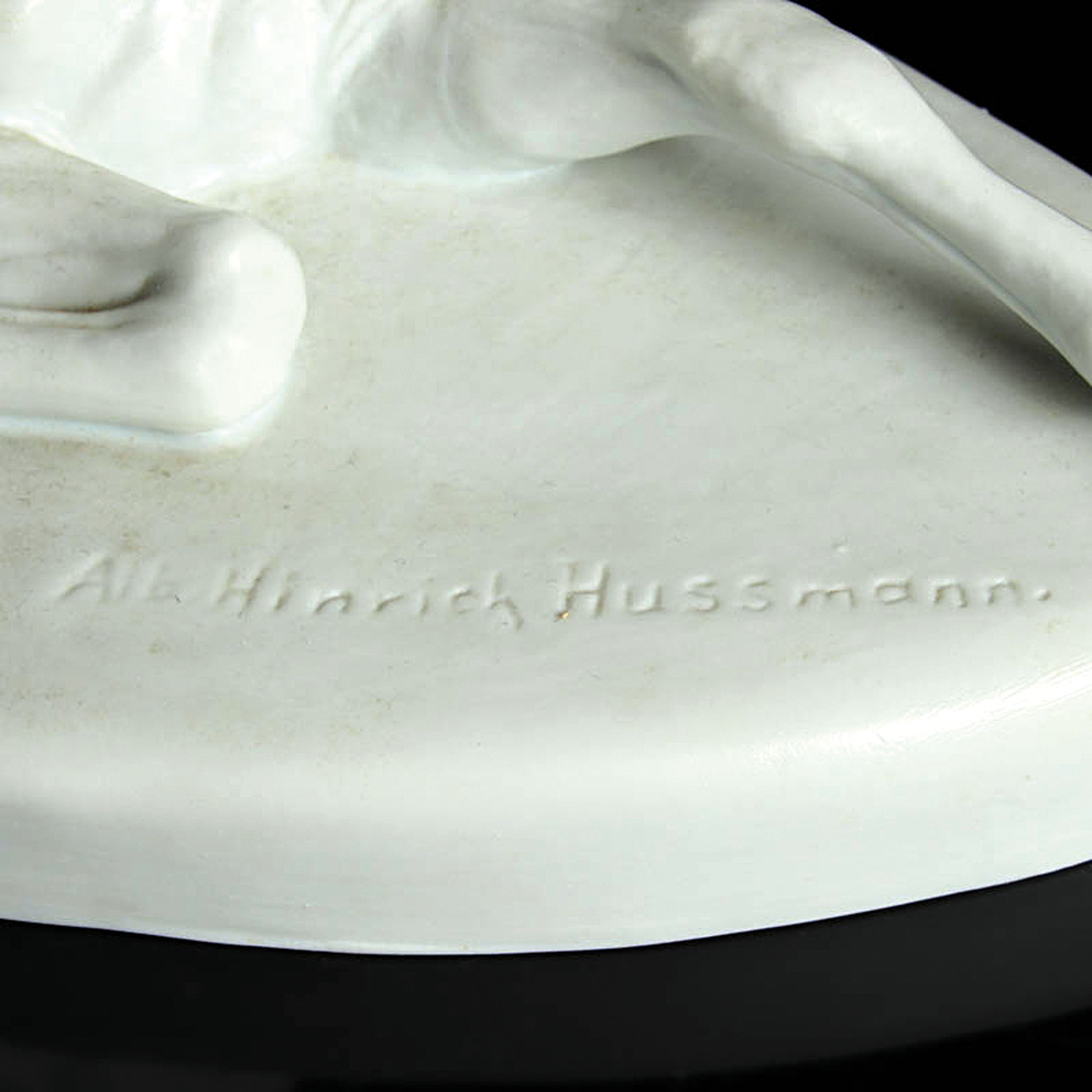 Detail h: Zwei Porzellanfiguren, Fürstenberg, Biskuitporzellan, weiß, stehendes und liegendes Fohlen, Entwurf Albrecht Hinrich Hussmann, beide auf dem Sockel ...