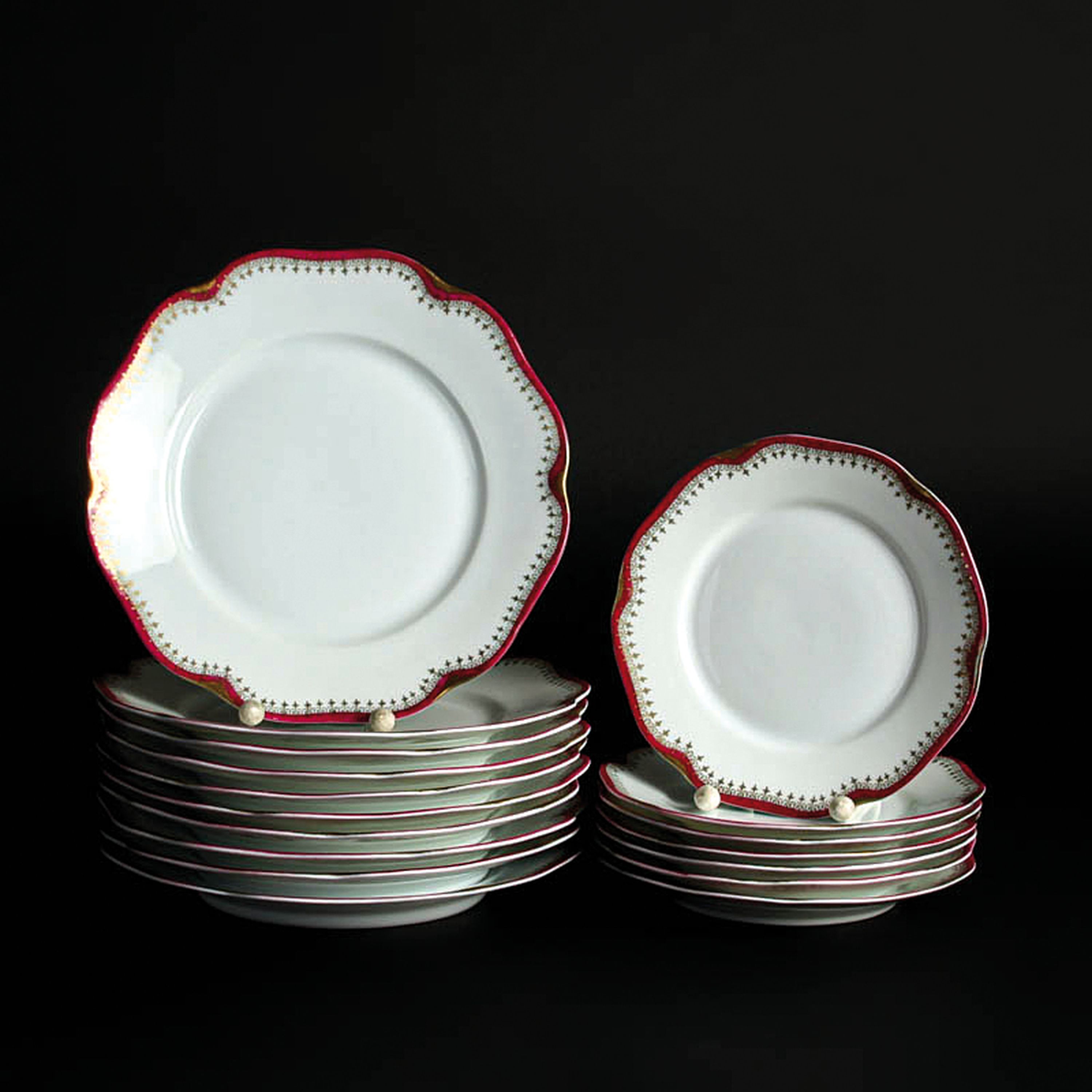 Speiseservice, Rosenthal, Secession Madeleine Königsberg Brandstädter, um 1920, Porzellan, weiß mit purpurfarbenem Rand mit Goldstaffage, 18 ...