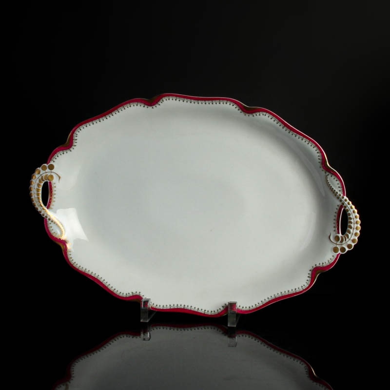 Detail a: Speiseservice, Rosenthal, Secession Madeleine Königsberg Brandstädter, um 1920, Porzellan, weiß mit purpurfarbenem Rand mit Goldstaffage, 18 ...