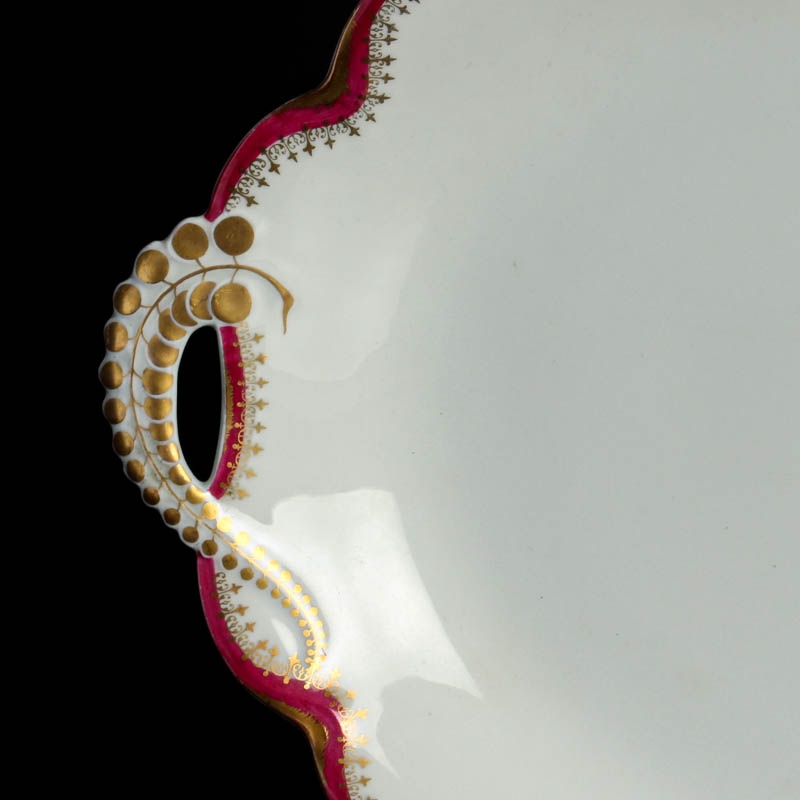 Detail b: Speiseservice, Rosenthal, Secession Madeleine Königsberg Brandstädter, um 1920, Porzellan, weiß mit purpurfarbenem Rand mit Goldstaffage, 18 ...