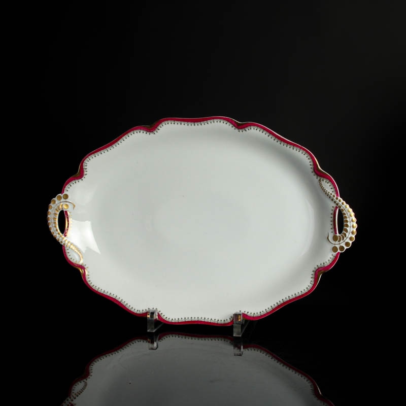 Detail c: Speiseservice, Rosenthal, Secession Madeleine Königsberg Brandstädter, um 1920, Porzellan, weiß mit purpurfarbenem Rand mit Goldstaffage, 18 ...