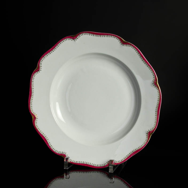 Detail d: Speiseservice, Rosenthal, Secession Madeleine Königsberg Brandstädter, um 1920, Porzellan, weiß mit purpurfarbenem Rand mit Goldstaffage, 18 ...
