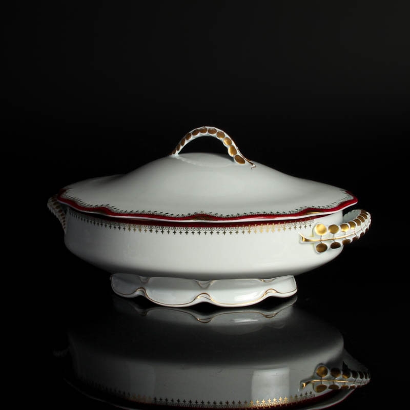 Detail g: Speiseservice, Rosenthal, Secession Madeleine Königsberg Brandstädter, um 1920, Porzellan, weiß mit purpurfarbenem Rand mit Goldstaffage, 18 ...