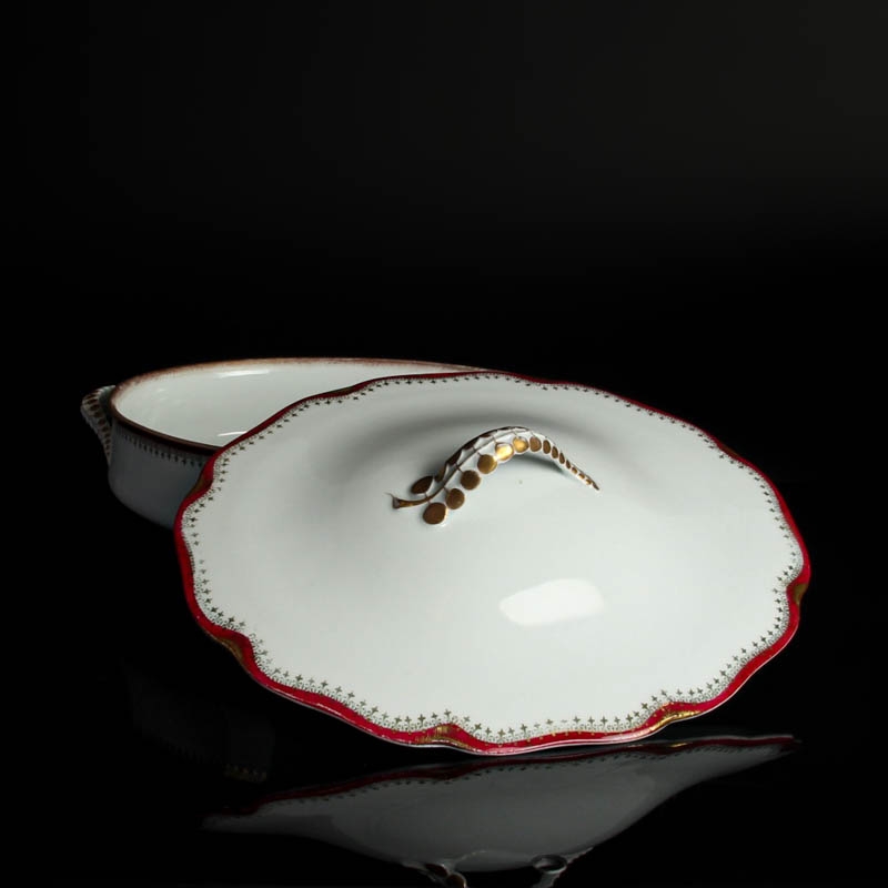 Detail j: Speiseservice, Rosenthal, Secession Madeleine Königsberg Brandstädter, um 1920, Porzellan, weiß mit purpurfarbenem Rand mit Goldstaffage, 18 ...