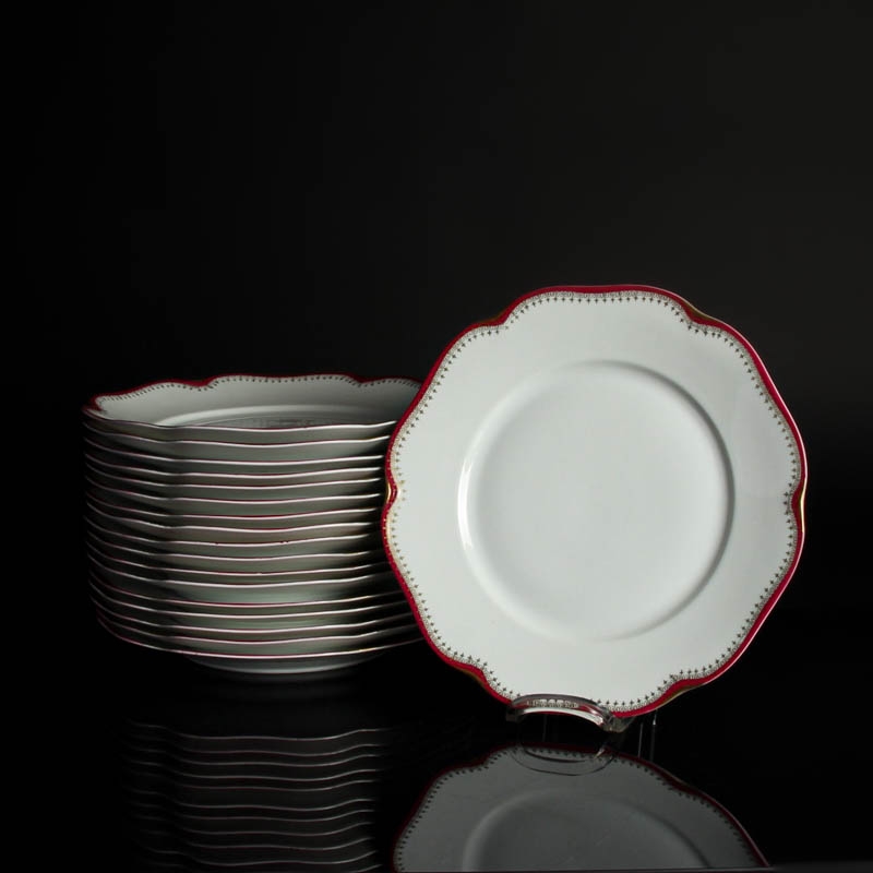 Detail k: Speiseservice, Rosenthal, Secession Madeleine Königsberg Brandstädter, um 1920, Porzellan, weiß mit purpurfarbenem Rand mit Goldstaffage, 18 ...