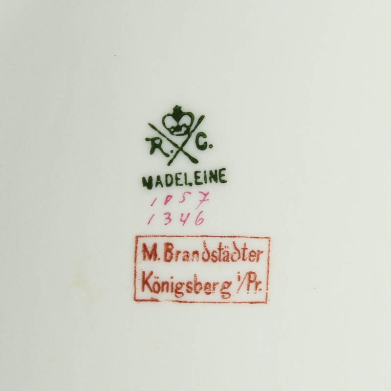 Detail m: Speiseservice, Rosenthal, Secession Madeleine Königsberg Brandstädter, um 1920, Porzellan, weiß mit purpurfarbenem Rand mit Goldstaffage, 18 ...