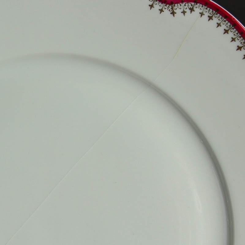 Detail o: Speiseservice, Rosenthal, Secession Madeleine Königsberg Brandstädter, um 1920, Porzellan, weiß mit purpurfarbenem Rand mit Goldstaffage, 18 ...