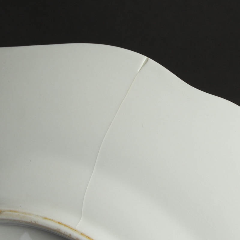 Detail p: Speiseservice, Rosenthal, Secession Madeleine Königsberg Brandstädter, um 1920, Porzellan, weiß mit purpurfarbenem Rand mit Goldstaffage, 18 ...