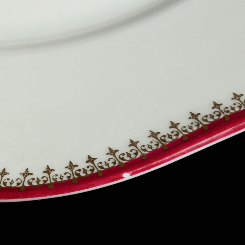 Detail q: Speiseservice, Rosenthal, Secession Madeleine Königsberg Brandstädter, um 1920, Porzellan, weiß mit purpurfarbenem Rand mit Goldstaffage, 18 ...