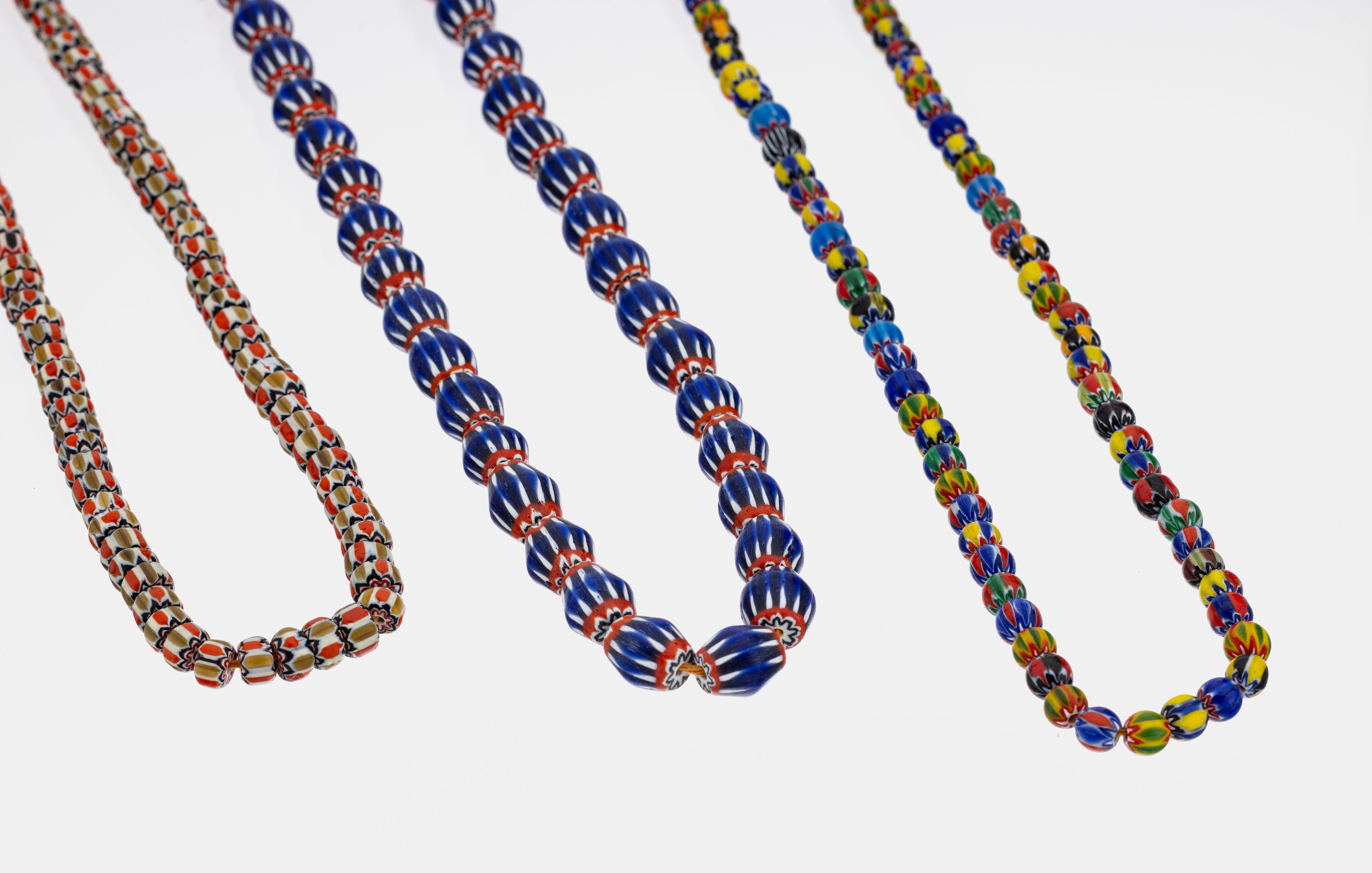 Konvolut 3 Glasketten, Indien um 1960/70, 1x ovale Glasglieder in versch. Farben, L. ca.62 cm; 1 x runde Glasglieder in versch. Farben, L. ca. 60 ...