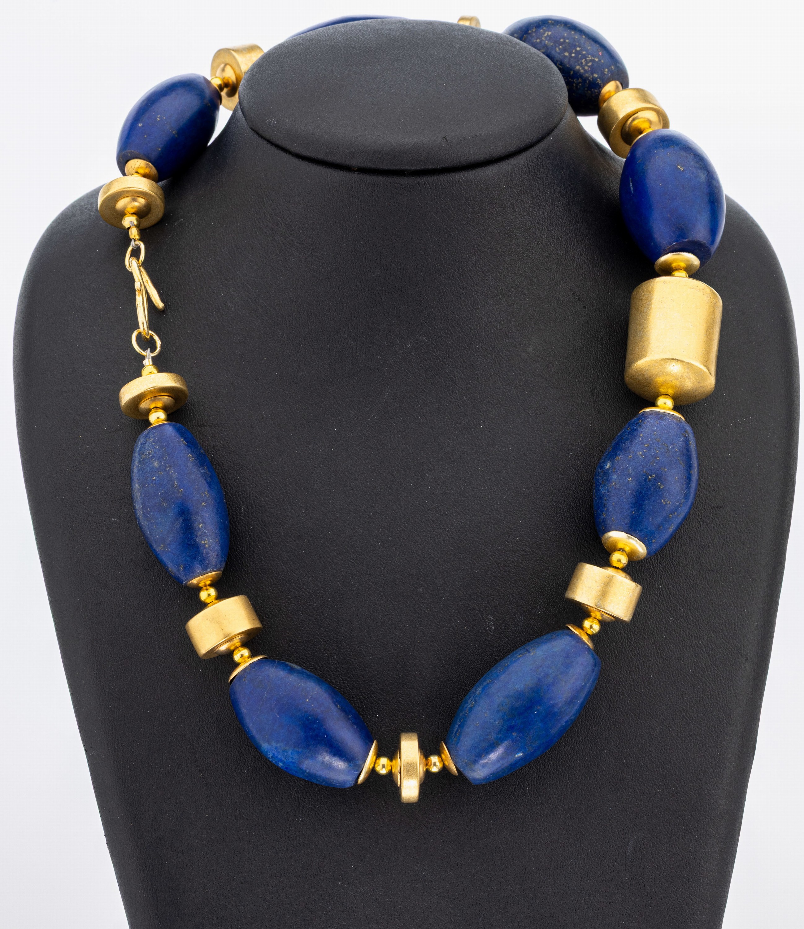 Ausgefallenes Lapislazuli-Collier, Indien 1960/70er Jahre, S-Schließe und Zwischenmonturen Silber vergoldet, ovale Lapislazuli-Tönnchen, 1x mit ...