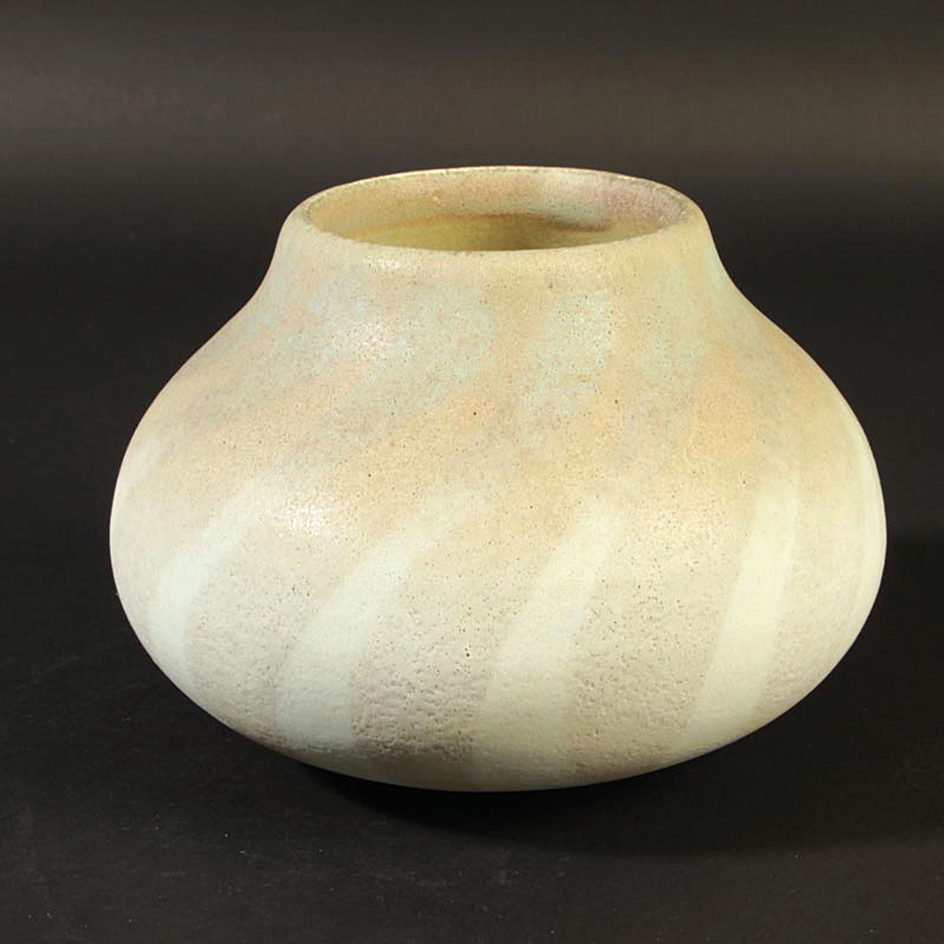 Vase, Uwe Lerch, Bünsdorf, Steinzeug, hellbeiger Grund mit spiralförmig angeordneten erdfarbenen Streifen, H. ca. 14 cm, B. ca. 19 cm
