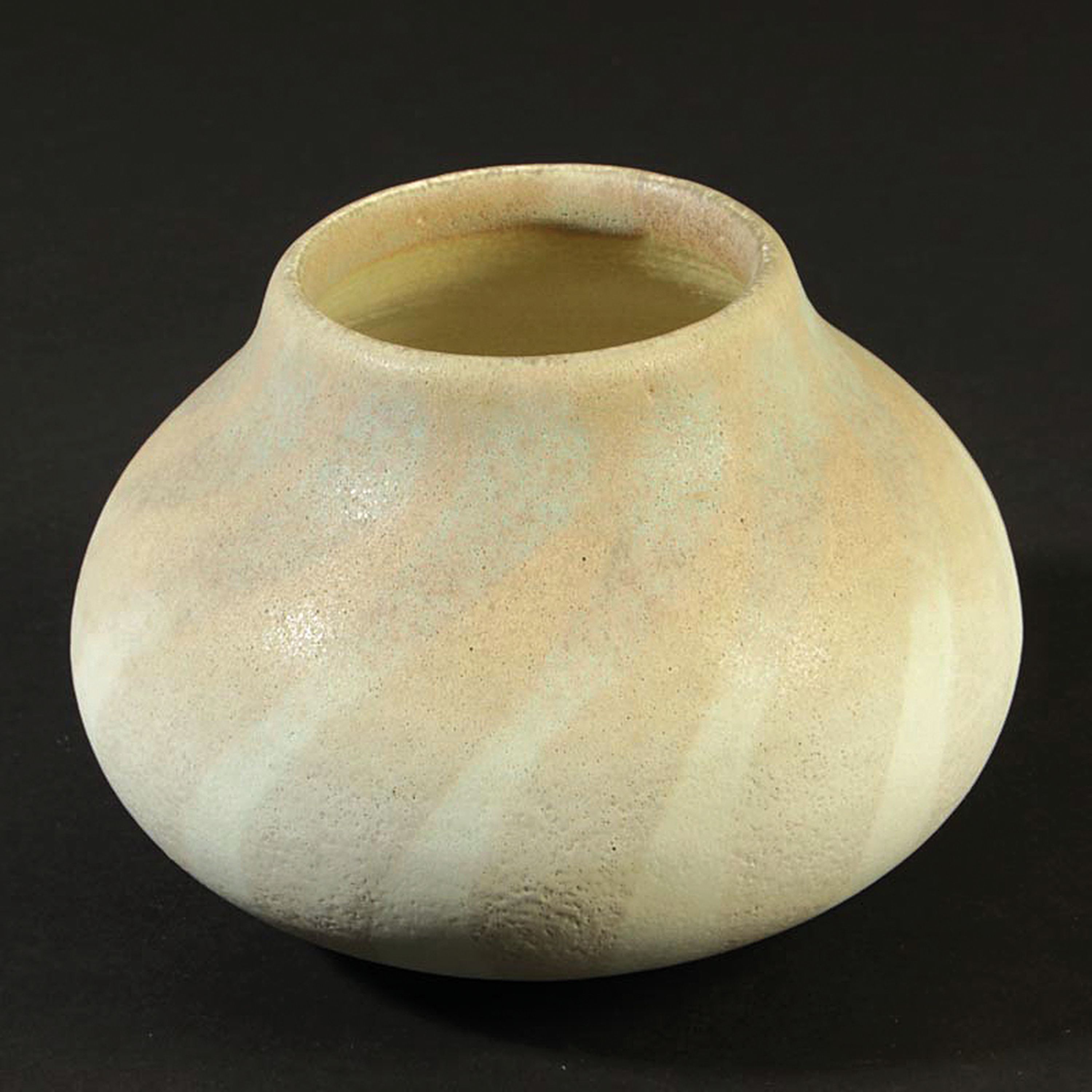 Detail a: Vase, Uwe Lerch, Bünsdorf, Steinzeug, hellbeiger Grund mit spiralförmig angeordneten erdfarbenen Streifen, H. ca. 14 cm, B. ca. 19 cm