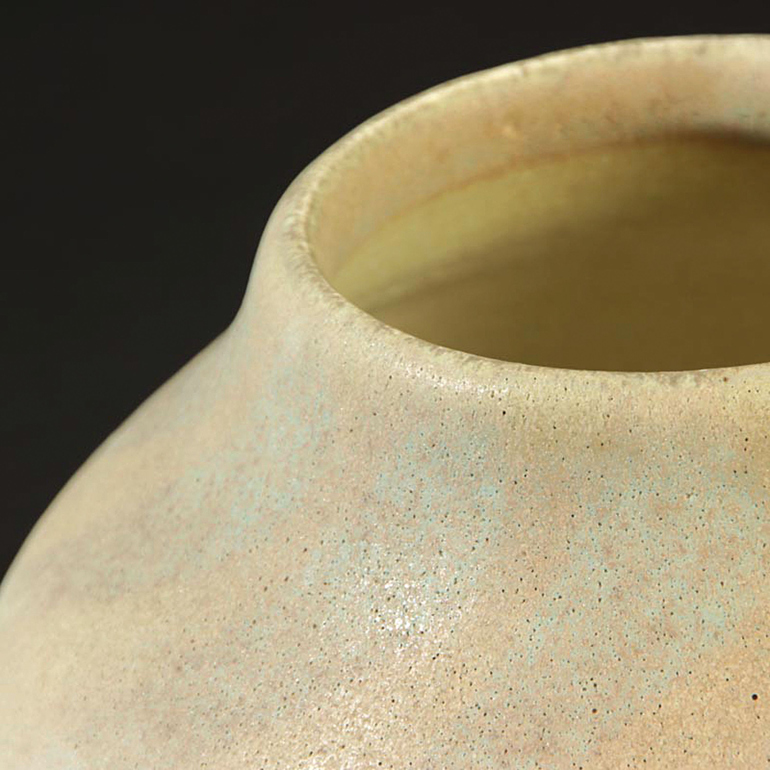 Detail b: Vase, Uwe Lerch, Bünsdorf, Steinzeug, hellbeiger Grund mit spiralförmig angeordneten erdfarbenen Streifen, H. ca. 14 cm, B. ca. 19 cm