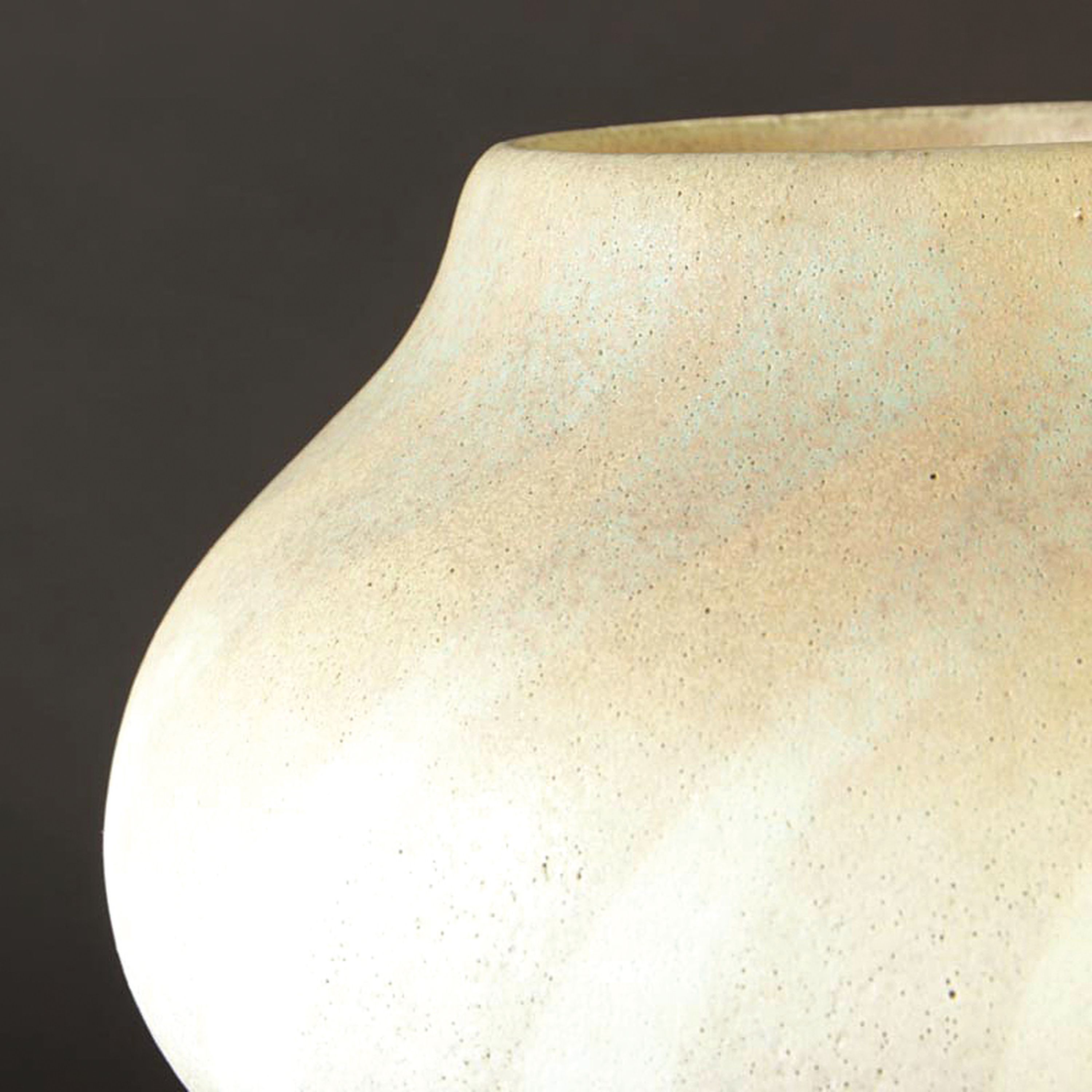 Detail c: Vase, Uwe Lerch, Bünsdorf, Steinzeug, hellbeiger Grund mit spiralförmig angeordneten erdfarbenen Streifen, H. ca. 14 cm, B. ca. 19 cm