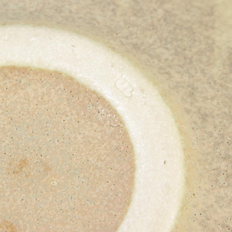 Detail f: Vase, Uwe Lerch, Bünsdorf, Steinzeug, hellbeiger Grund mit spiralförmig angeordneten erdfarbenen Streifen, H. ca. 14 cm, B. ca. 19 cm