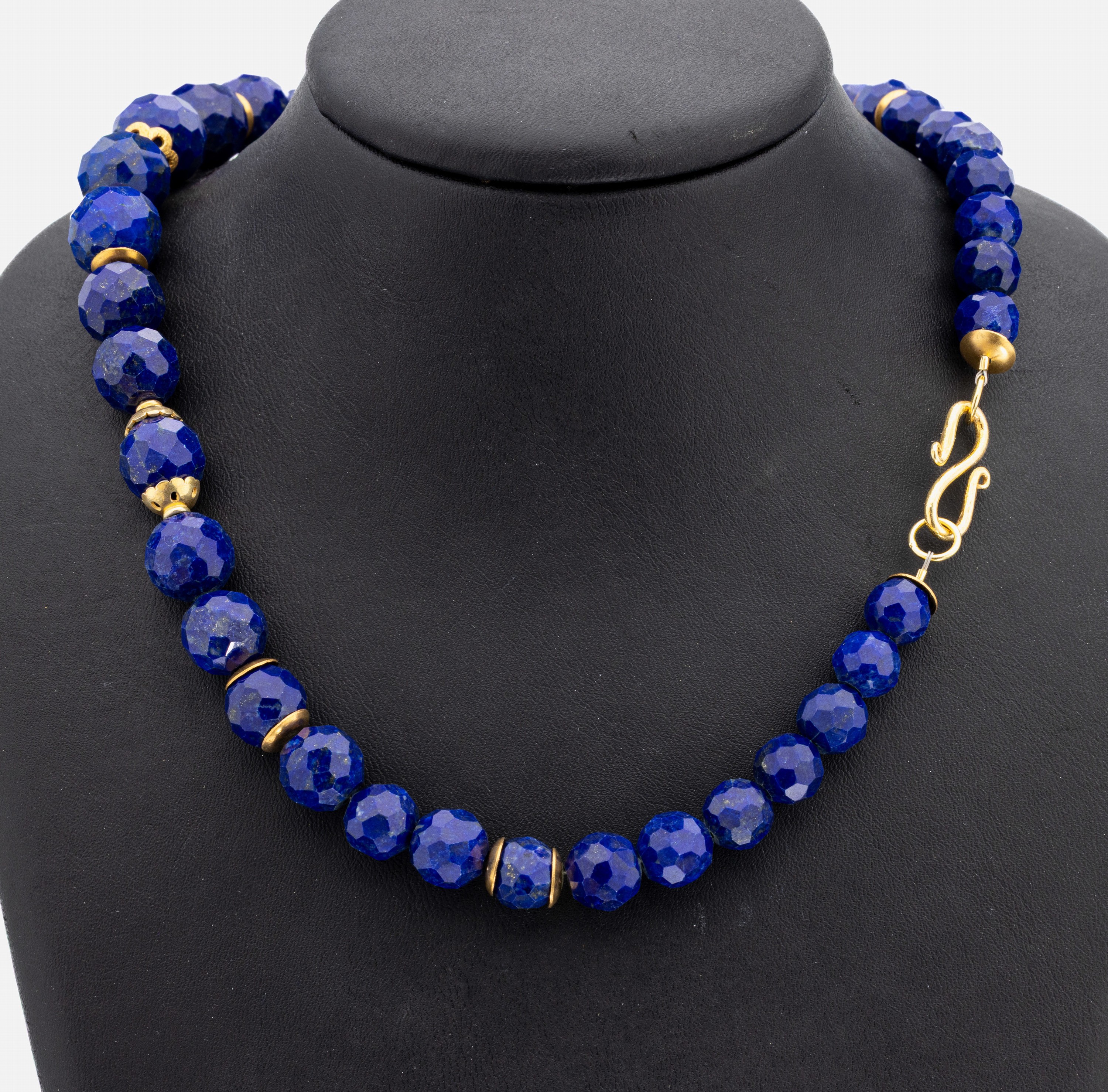 Lapislazuli-Collier, S-Schließe und Zwischenscheiben Silber vergoldet, facett. Lapislazuli-Kugeln, D. ca. 8.9 - 14 mm, L. ca.48 cm
