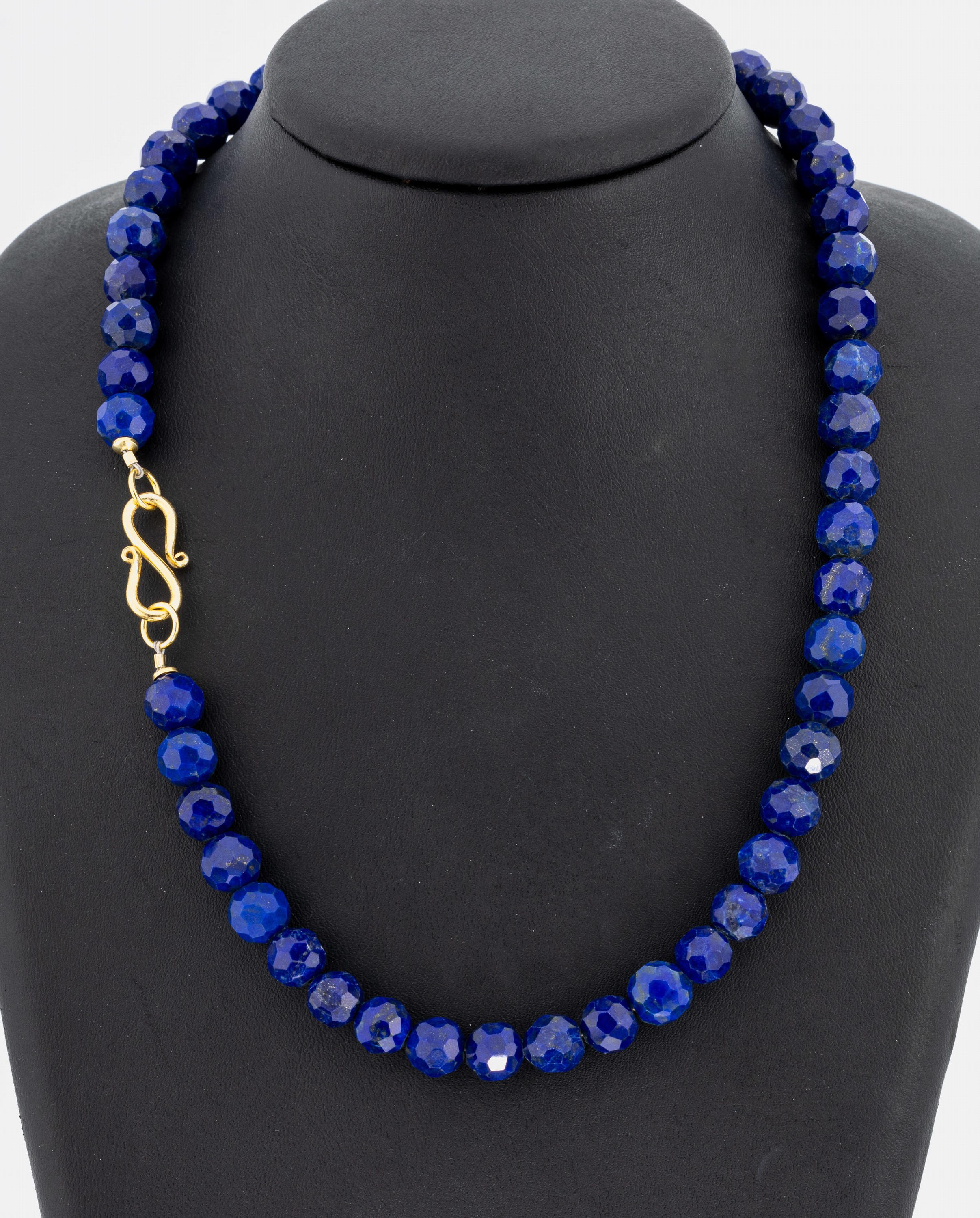 Lapislazulicollier, S-Schließe Silber vergoldet, facett. Lapislazuli-Kugeln D ca. 8.7 - 9.3 mm, L. ca. 46 cm