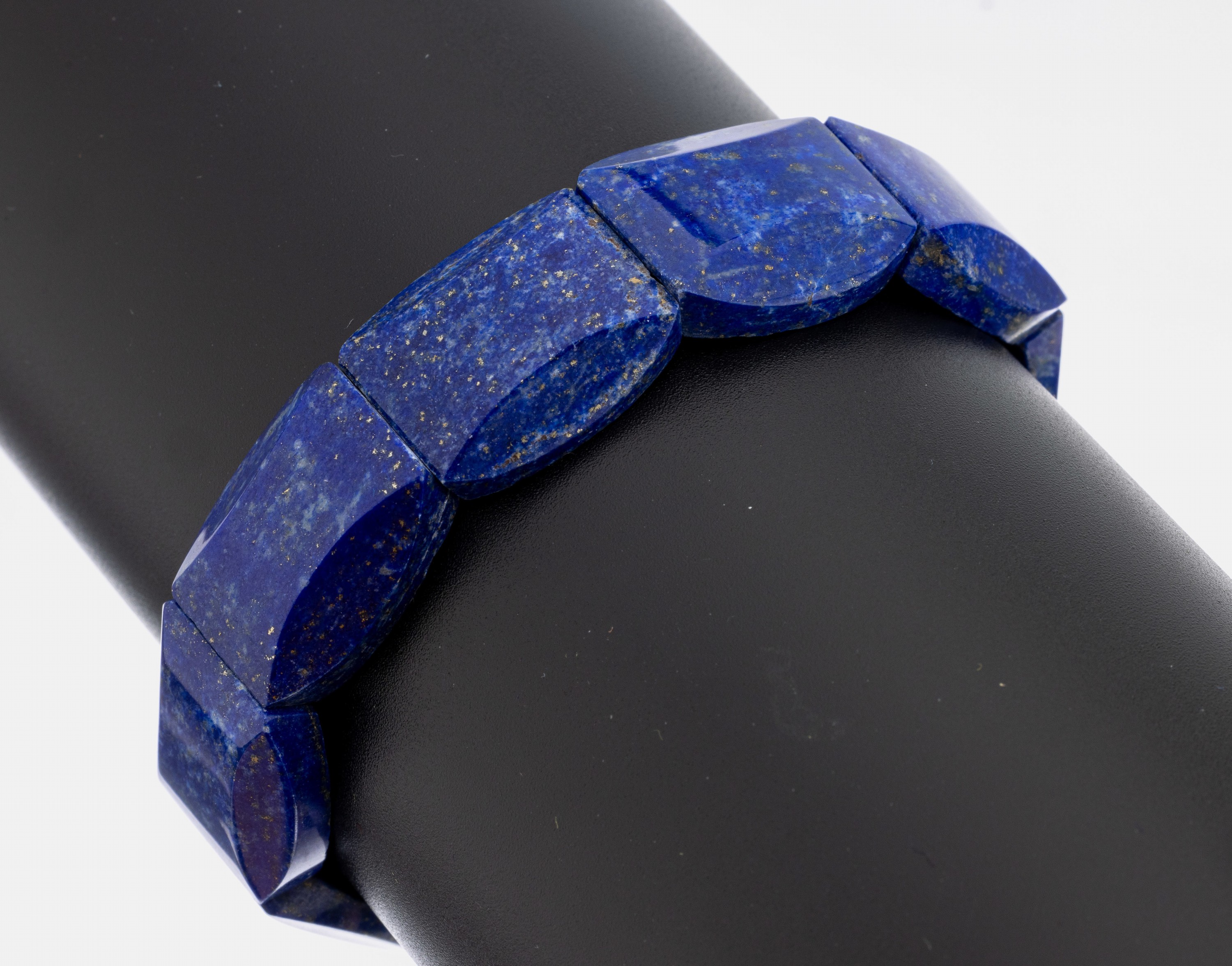 Lapislazuli-Armband, geschliffene Lapislazuliplatten, auf Gummizug aufgezogen, D. ca. 6 cm