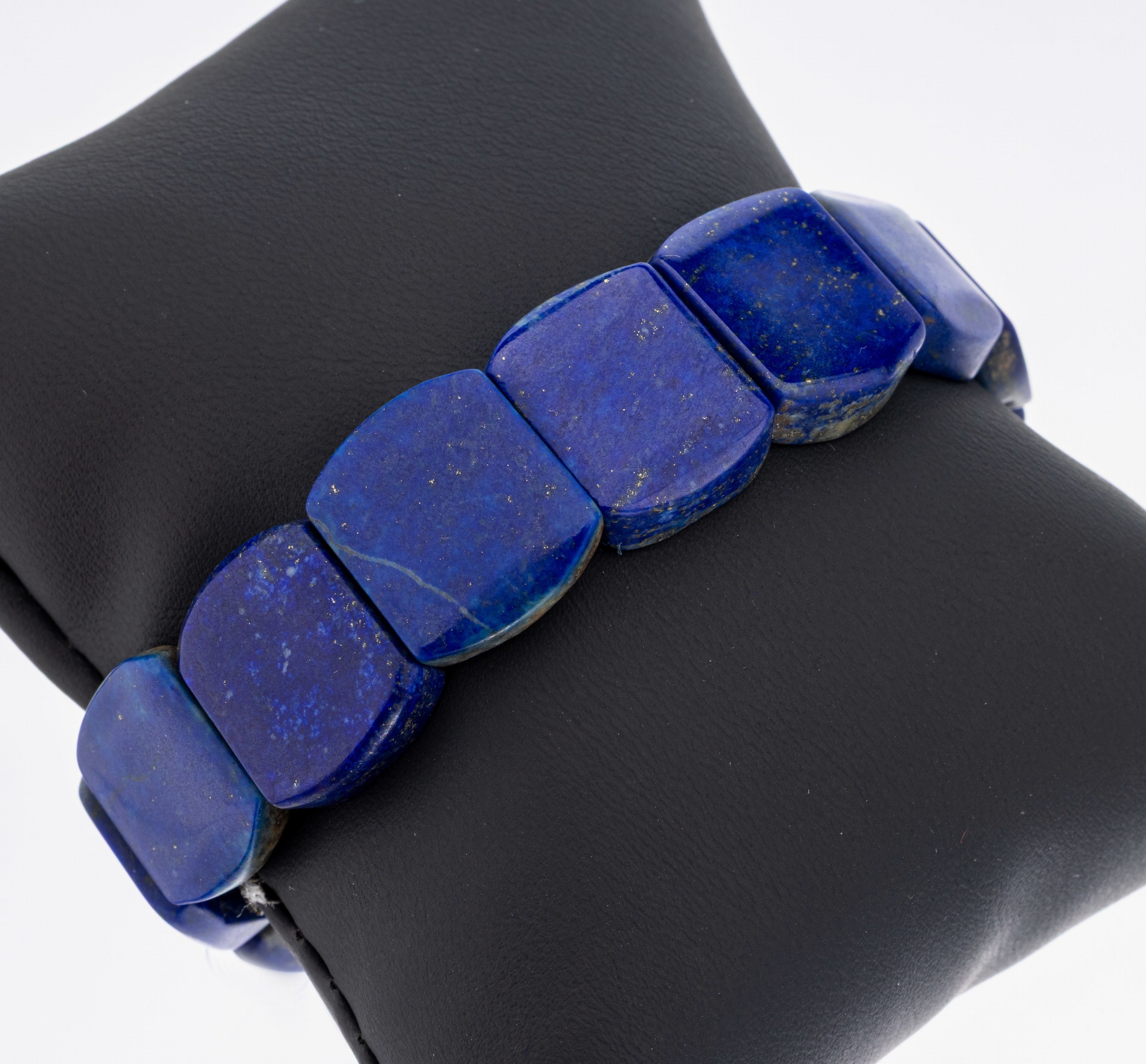 Lapislazuli-Armband, versch. geschliffene Lapislazuliglieder, auf Gummiband aufgezogen, D. ca. 6.5 cm