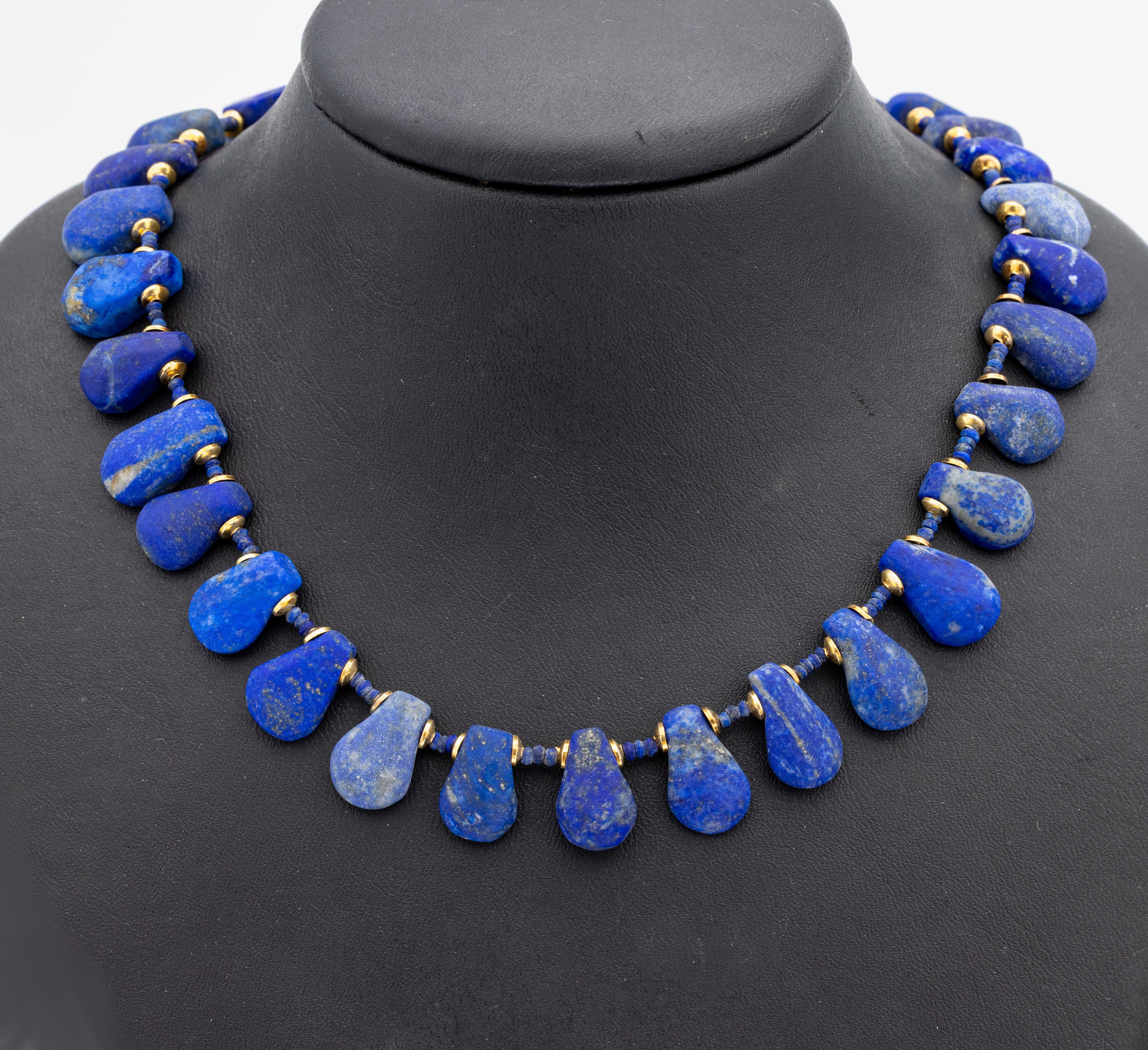Ausgefallenes Lapislazuli-Collier, S-Schließe und Zwischenmonturen Silber vergoldet, facett. Lapislazuli und Rondelle, kl. ...