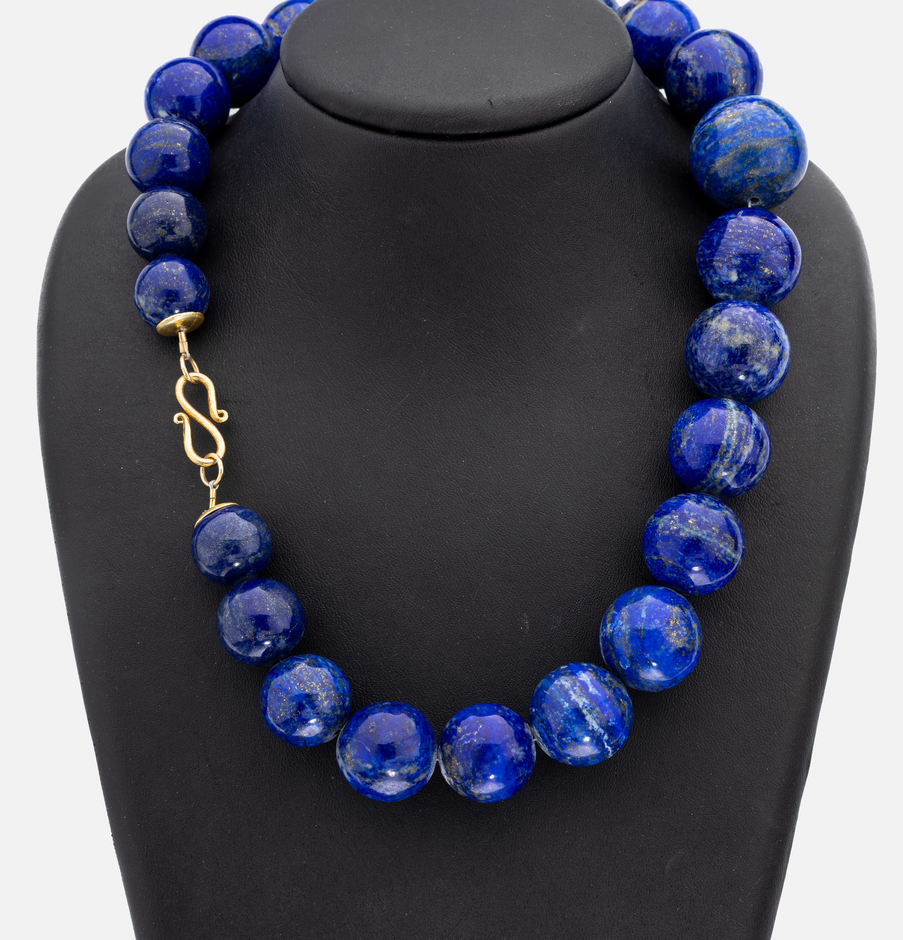 Lapislazuli-Collier, S-Schließe Silber vergoldet, Kugeld. ca. 16.4 - 24.6 mm, L. ca. 50 cm, ca. 291 g