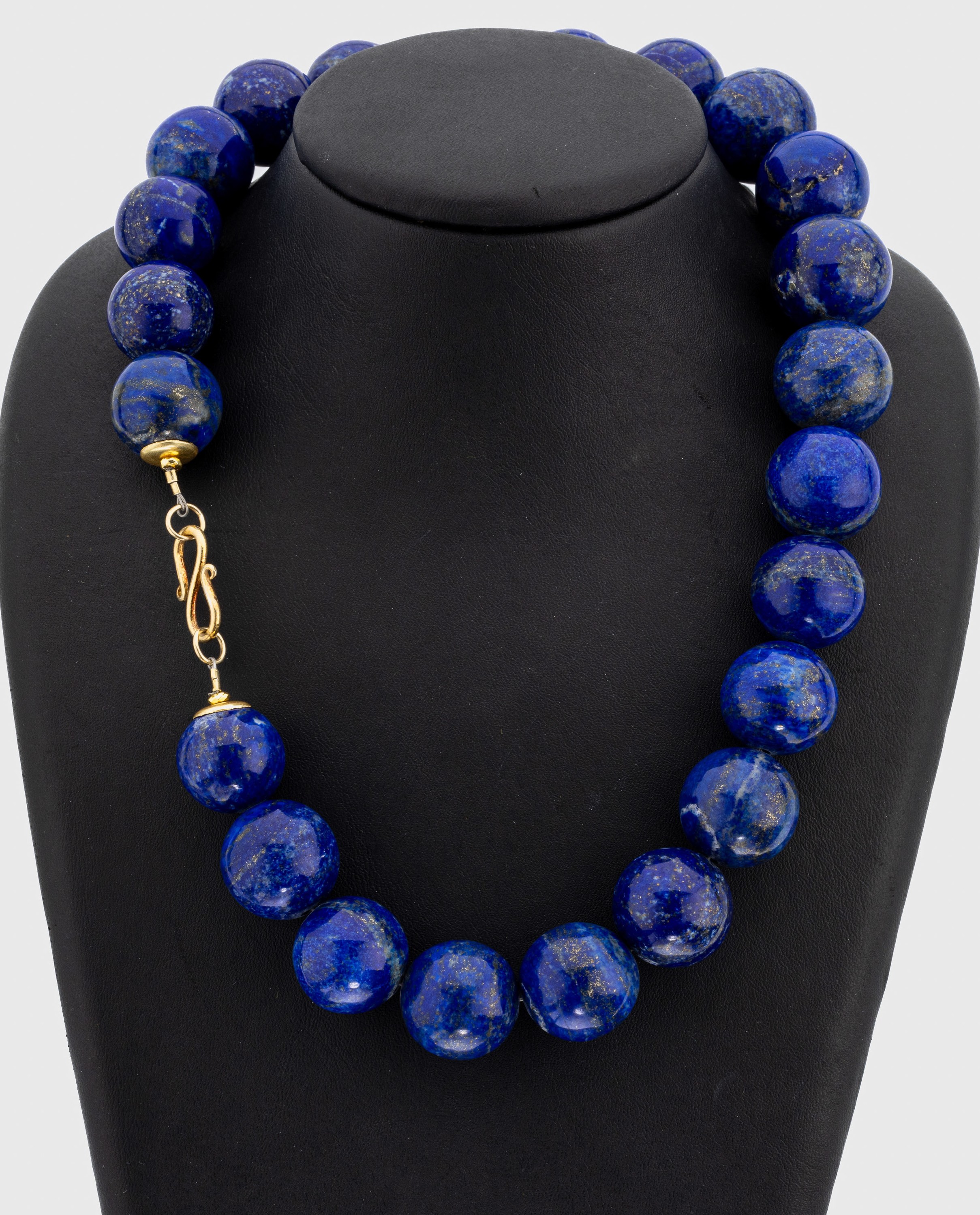 Lapislazuli-Collier, S-Schließe Silber vergoldet, große Kugeln D ca. 18.7 - 21.3 mm, L. ca. 50 cm