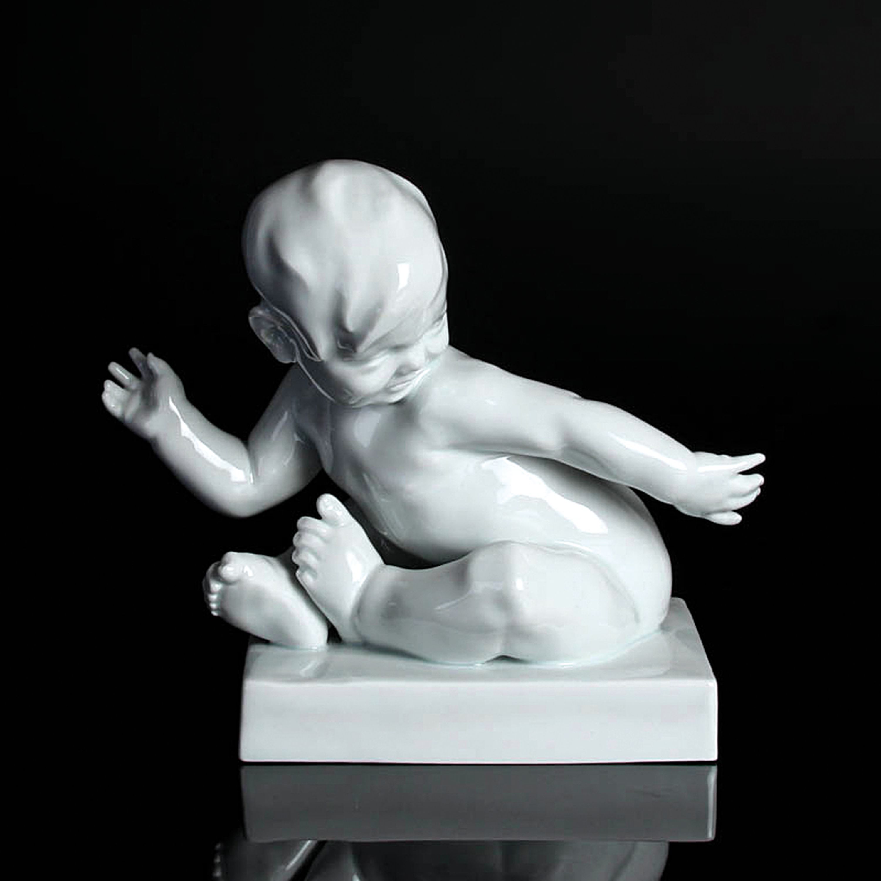 Otto Thiem, 1876 Ilmenau - 1956,, Schwarzburger Werkstätten/Unterweißbach, vollplastische Skulptur, sitzendes Kleinkind, auf der Plinthe signiert, ...
