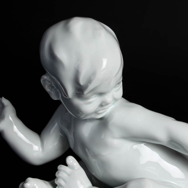 Detail a: Otto Thiem, 1876 Ilmenau - 1956,, Schwarzburger Werkstätten/Unterweißbach, vollplastische Skulptur, sitzendes Kleinkind, auf der Plinthe signiert, ...