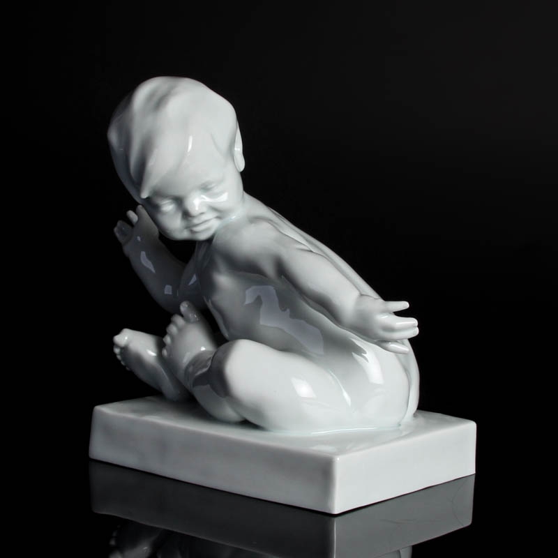 Detail b: Otto Thiem, 1876 Ilmenau - 1956,, Schwarzburger Werkstätten/Unterweißbach, vollplastische Skulptur, sitzendes Kleinkind, auf der Plinthe signiert, ...