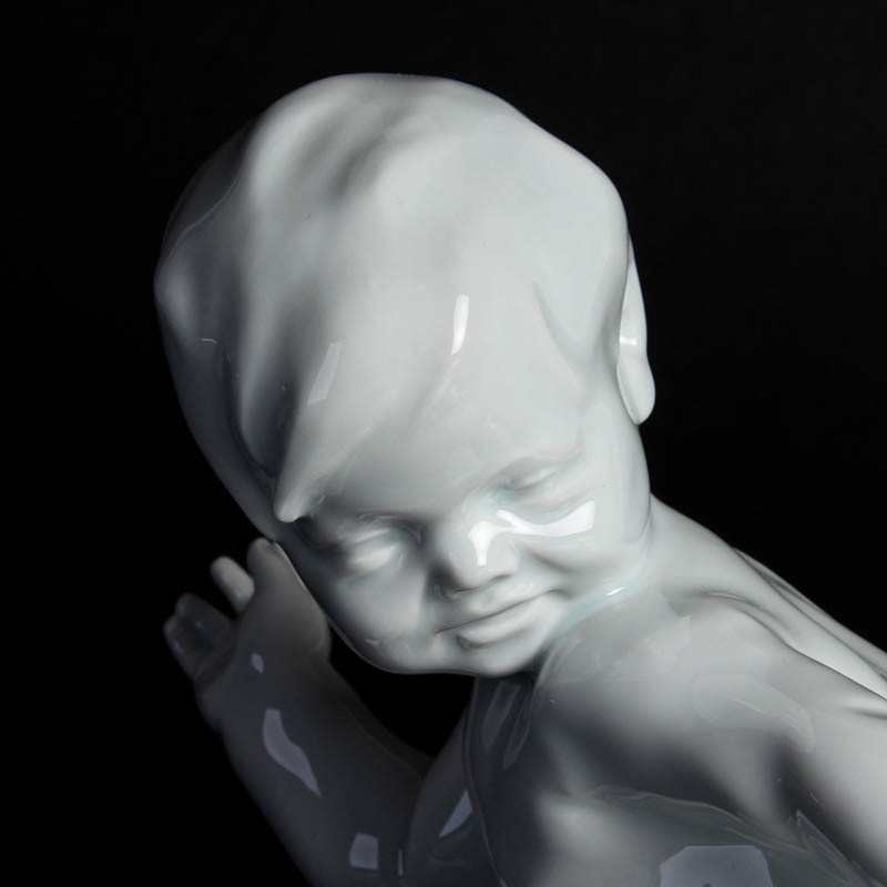 Detail c: Otto Thiem, 1876 Ilmenau - 1956,, Schwarzburger Werkstätten/Unterweißbach, vollplastische Skulptur, sitzendes Kleinkind, auf der Plinthe signiert, ...