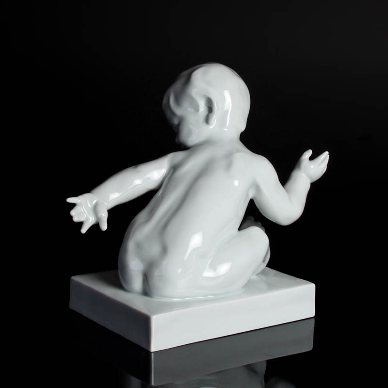 Detail d: Otto Thiem, 1876 Ilmenau - 1956,, Schwarzburger Werkstätten/Unterweißbach, vollplastische Skulptur, sitzendes Kleinkind, auf der Plinthe signiert, ...