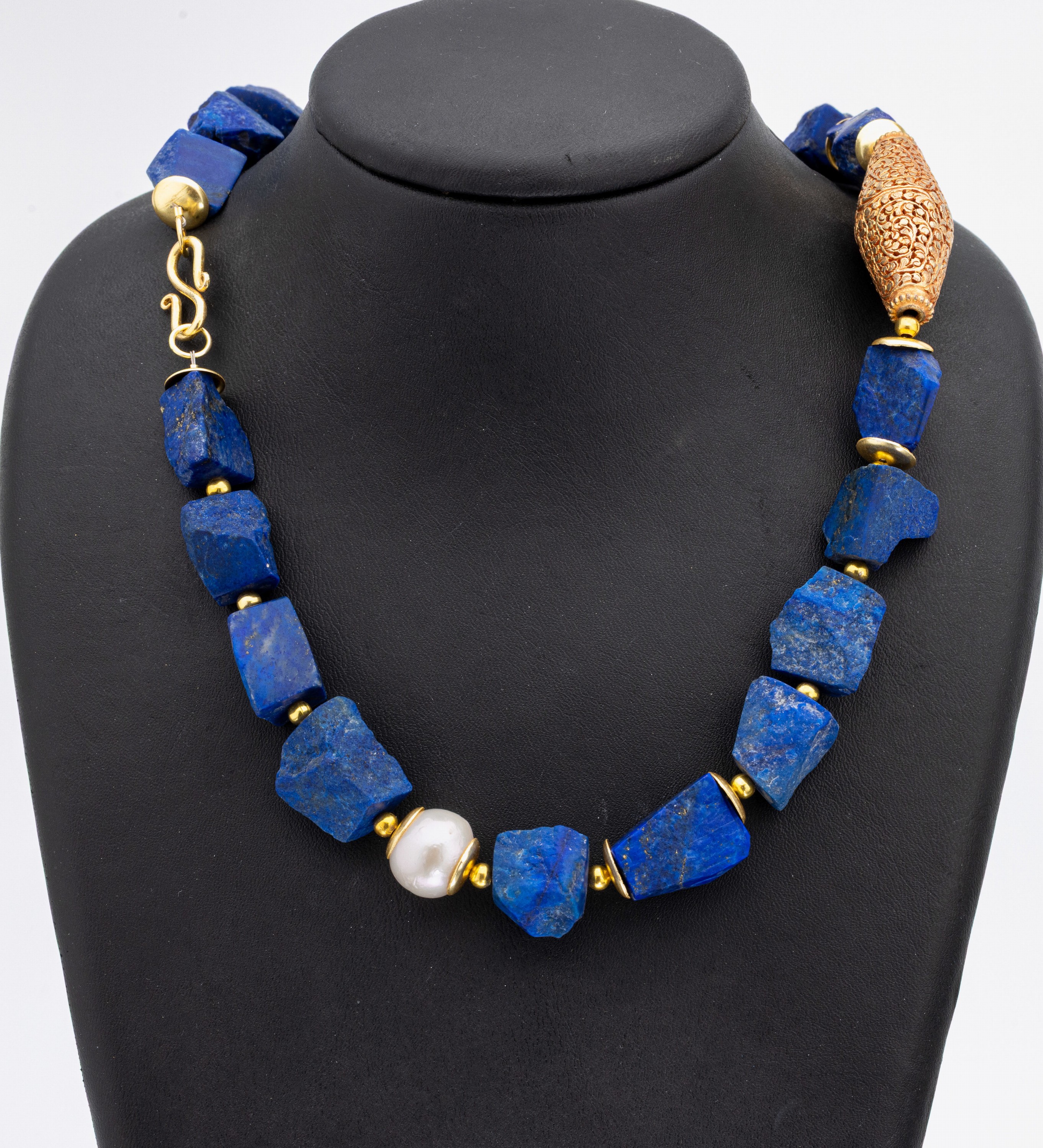 Lapislazuli-Perl-Collier, S-Schließe, Zwischenmonturen und Mittelmontur Silber vergoldet, muggeliger Lapislazuli, 2 Süßwasserzuchtperlen, L. ca. ...