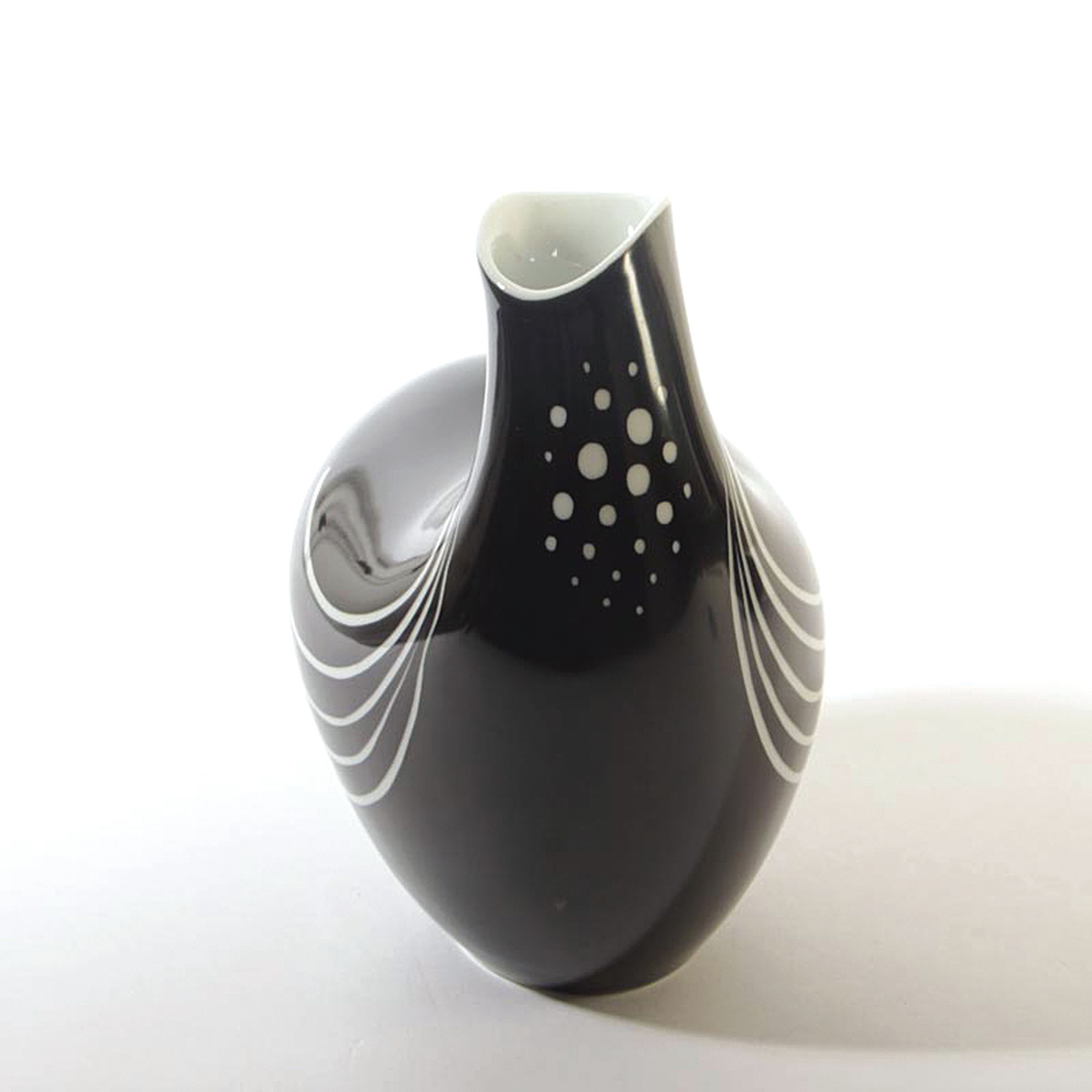 Detail b: Vase, Rosenthal, Entwurf wohl Hans Wohlrab, 50er Jahre, stil. Huhn, Porzellan, schwarz-weißer Dekor, ca. 20 cm, Rosenthal -Germany Kunstabteilung ...